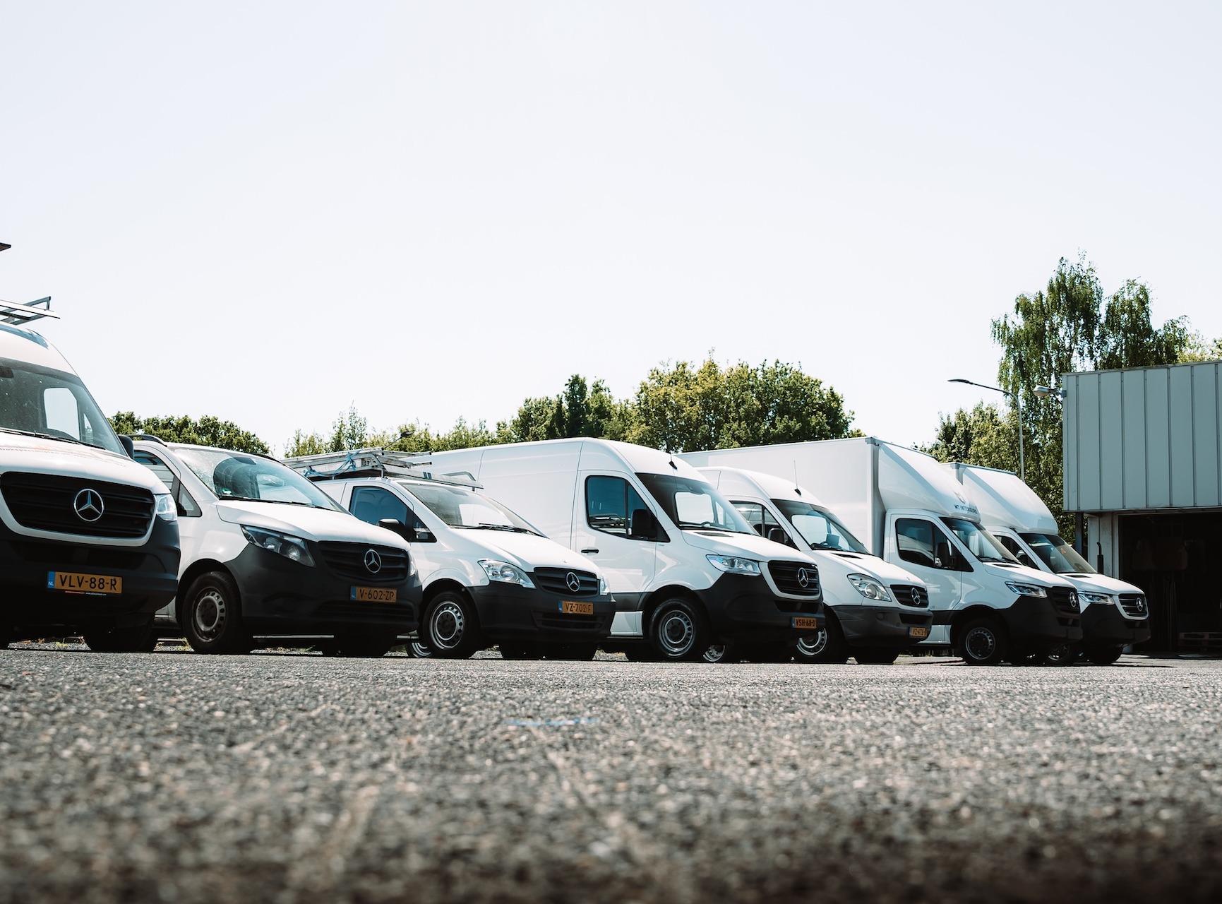 Rij met Mercedes-Benz koelwagens en vrieswagens op het terrein van BW Rijkers in Valkenswaard