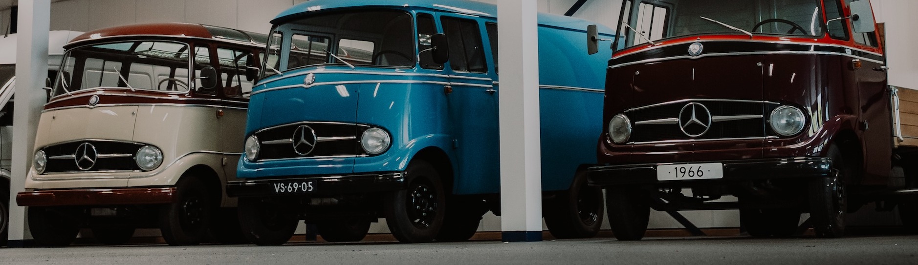 twee oude mercedes bedrijfswagens uit 1966 
