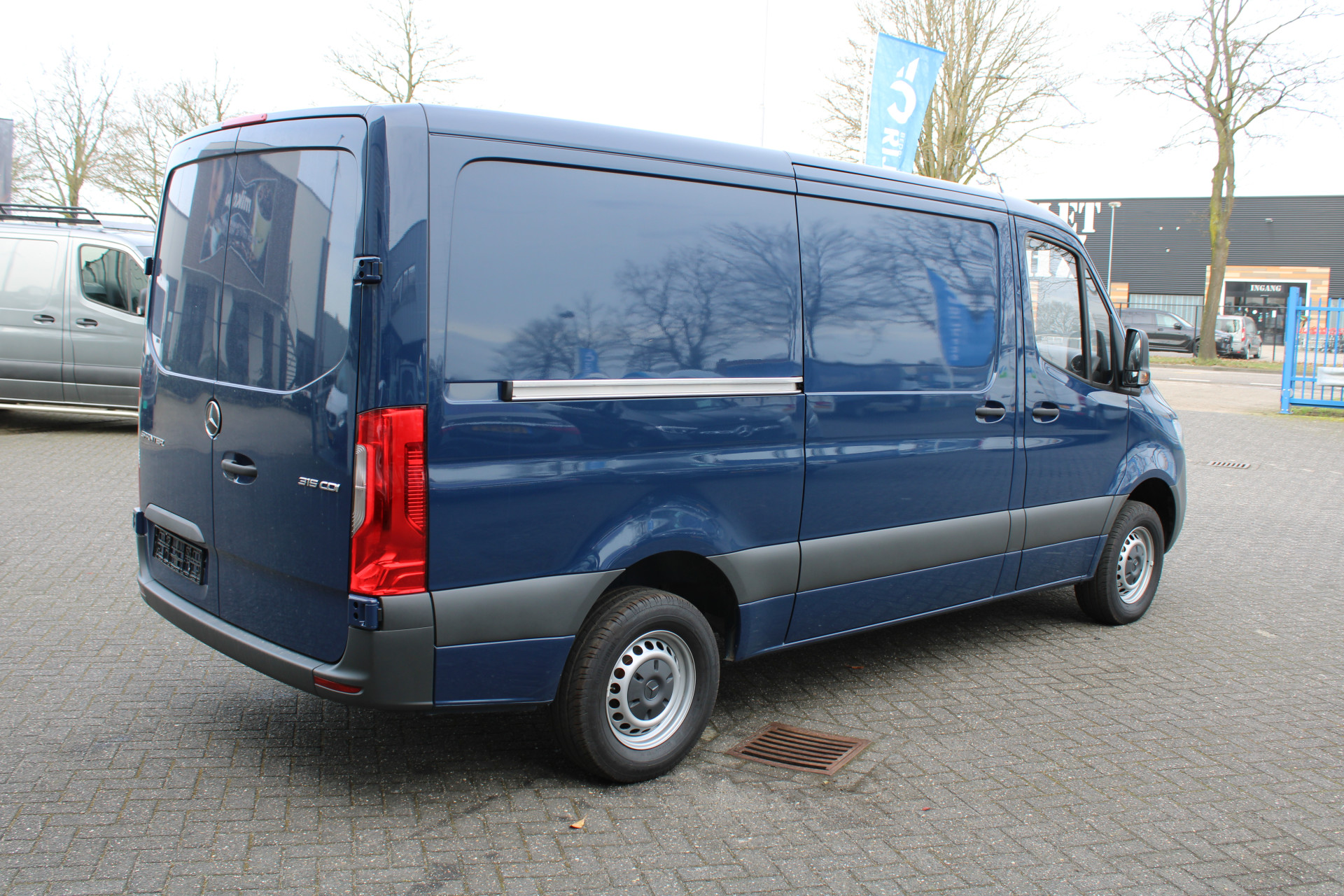 37306046-2.jpg