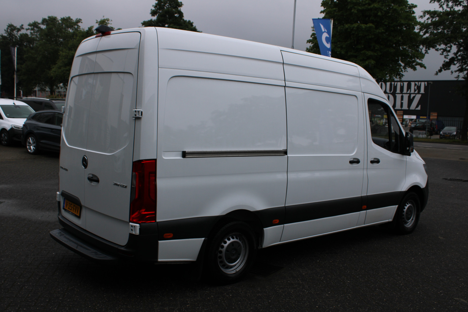 38862091-2.jpg
