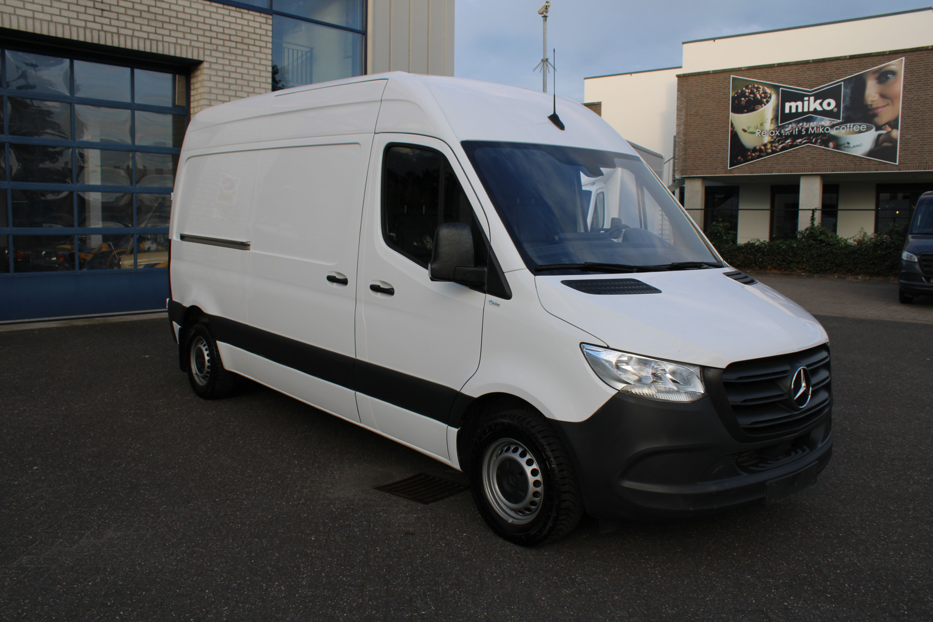 39206643-1.jpg