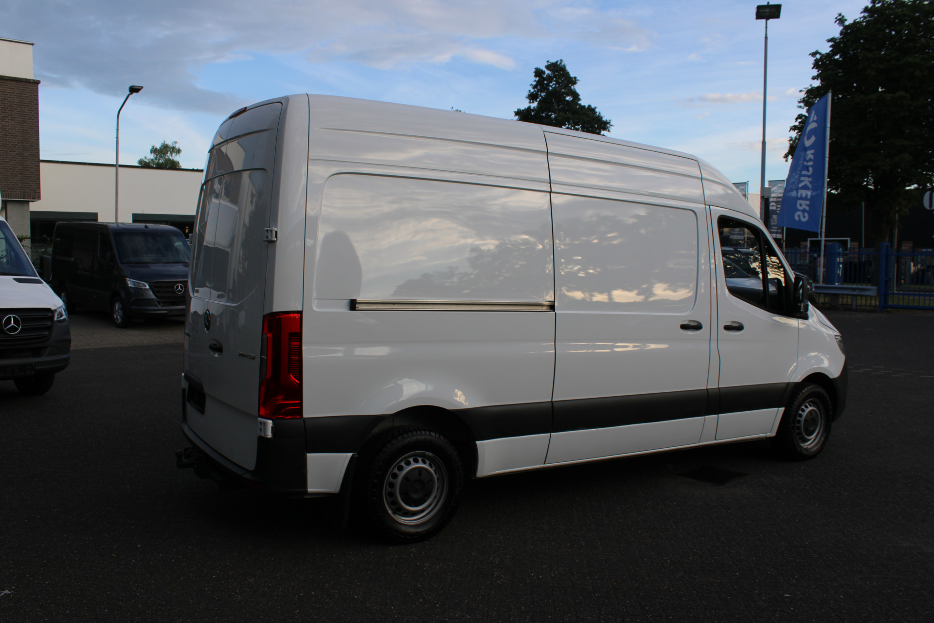 39206643-2.jpg