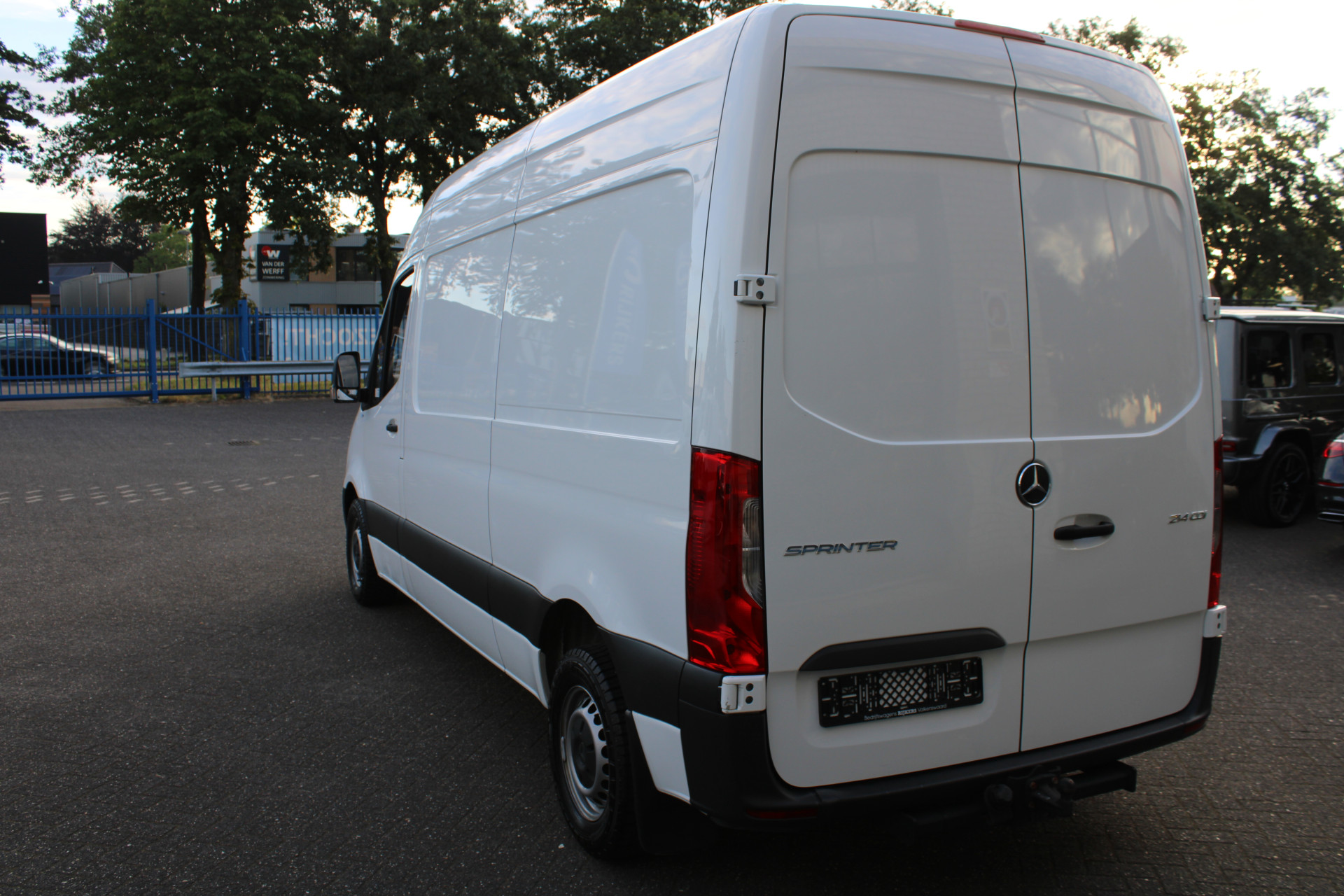 39206643-3.jpg