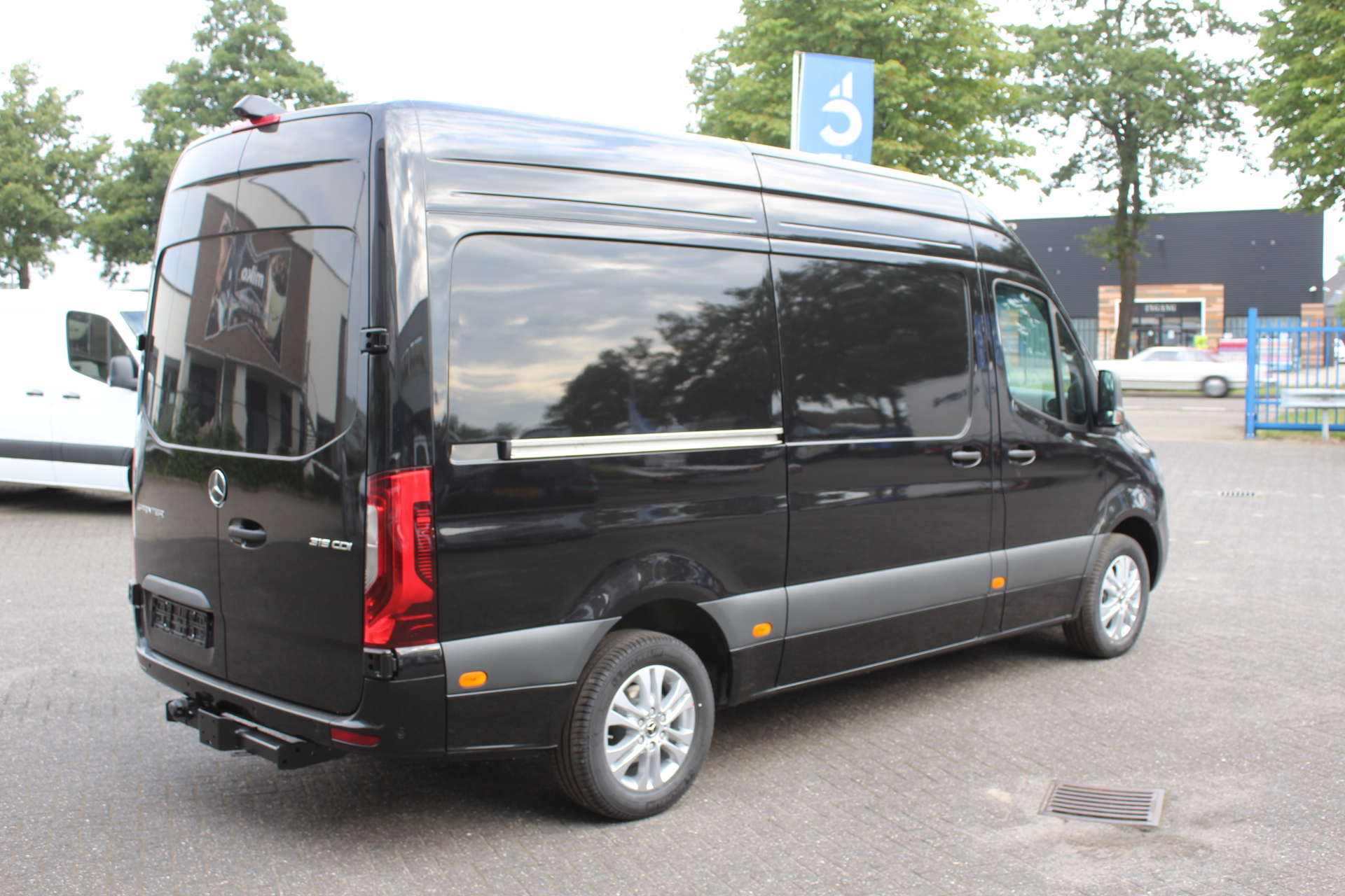 39501750-2.jpg