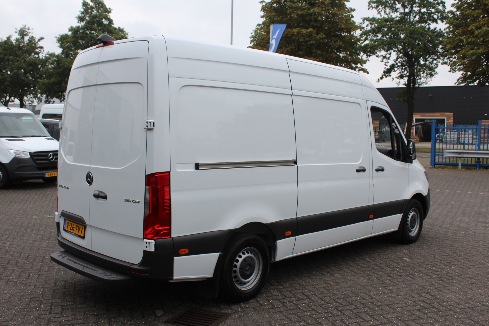 40022506-2.jpg