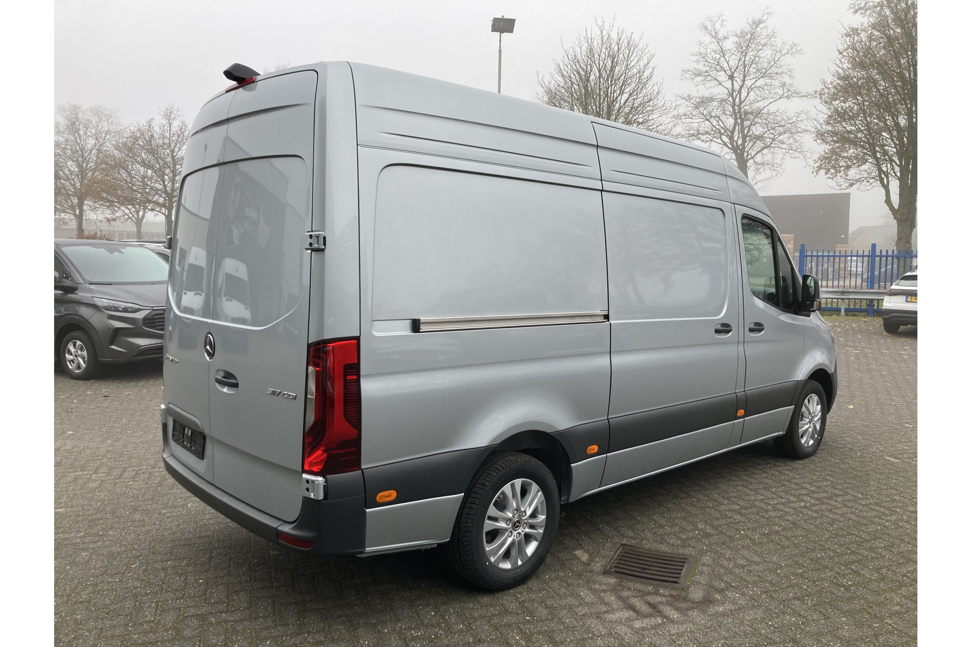 41389087-2.jpg