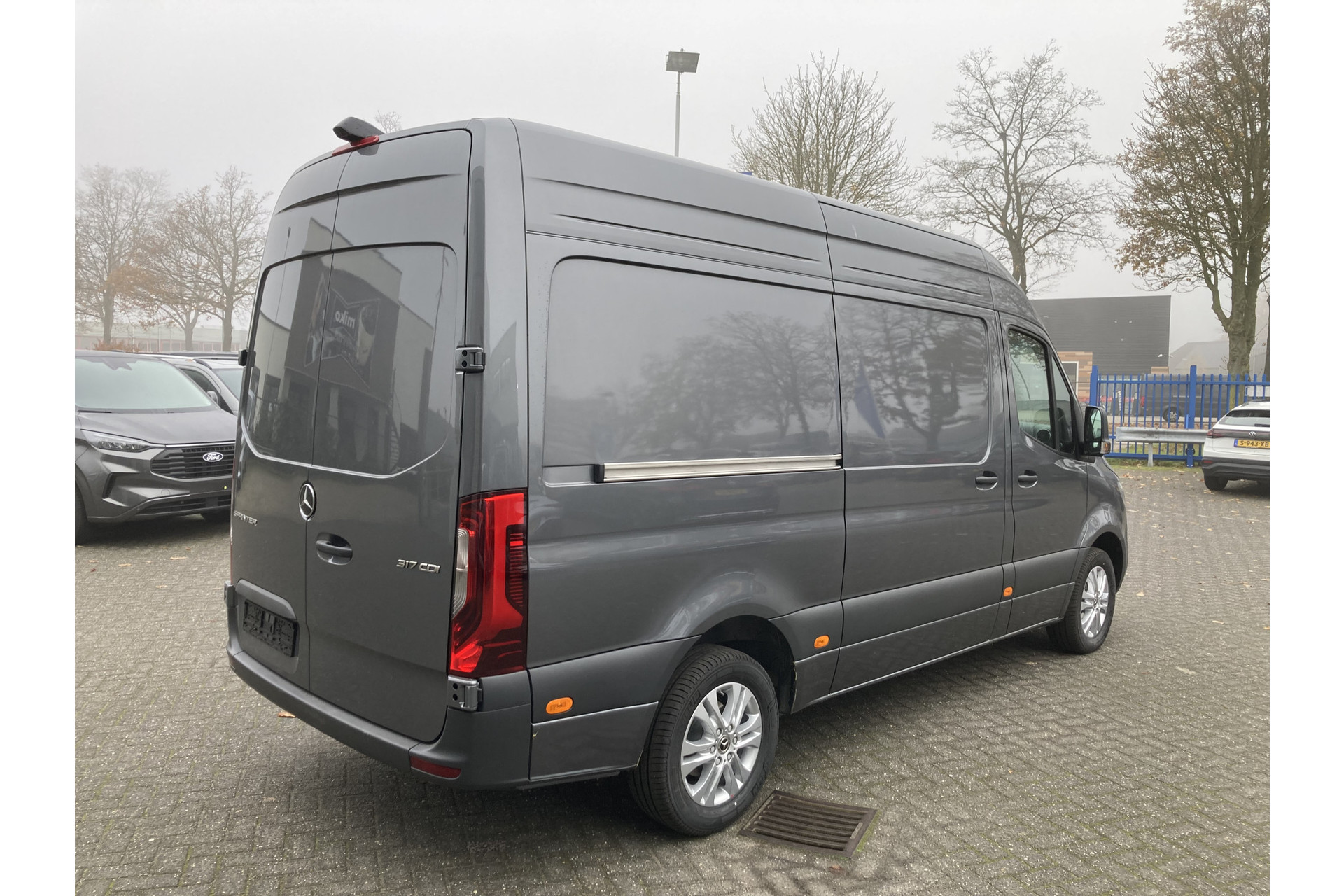 41389109-3.jpg
