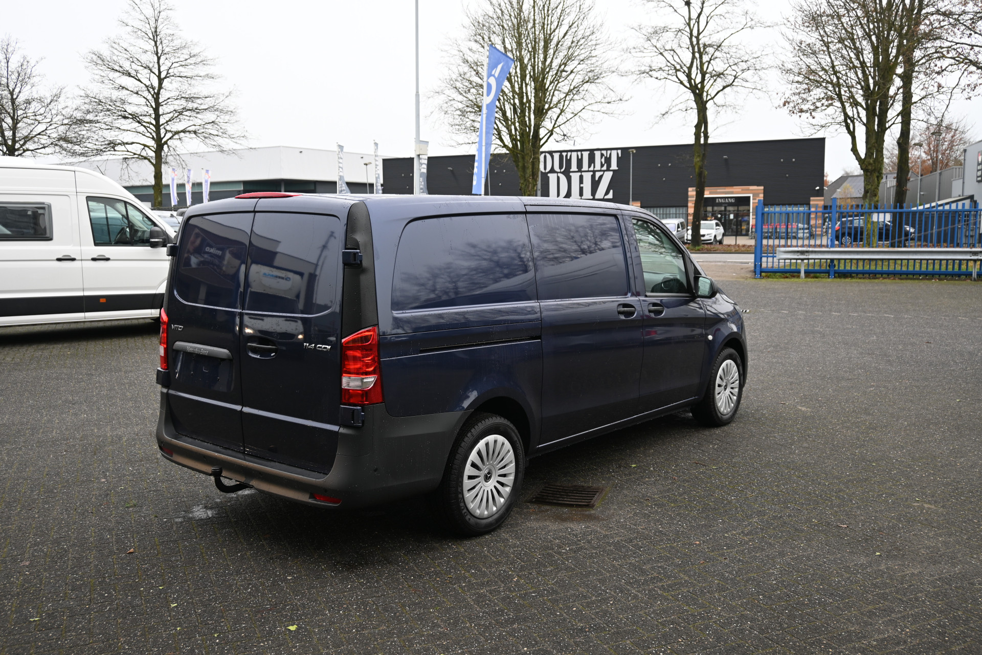 41528499-2.jpg
