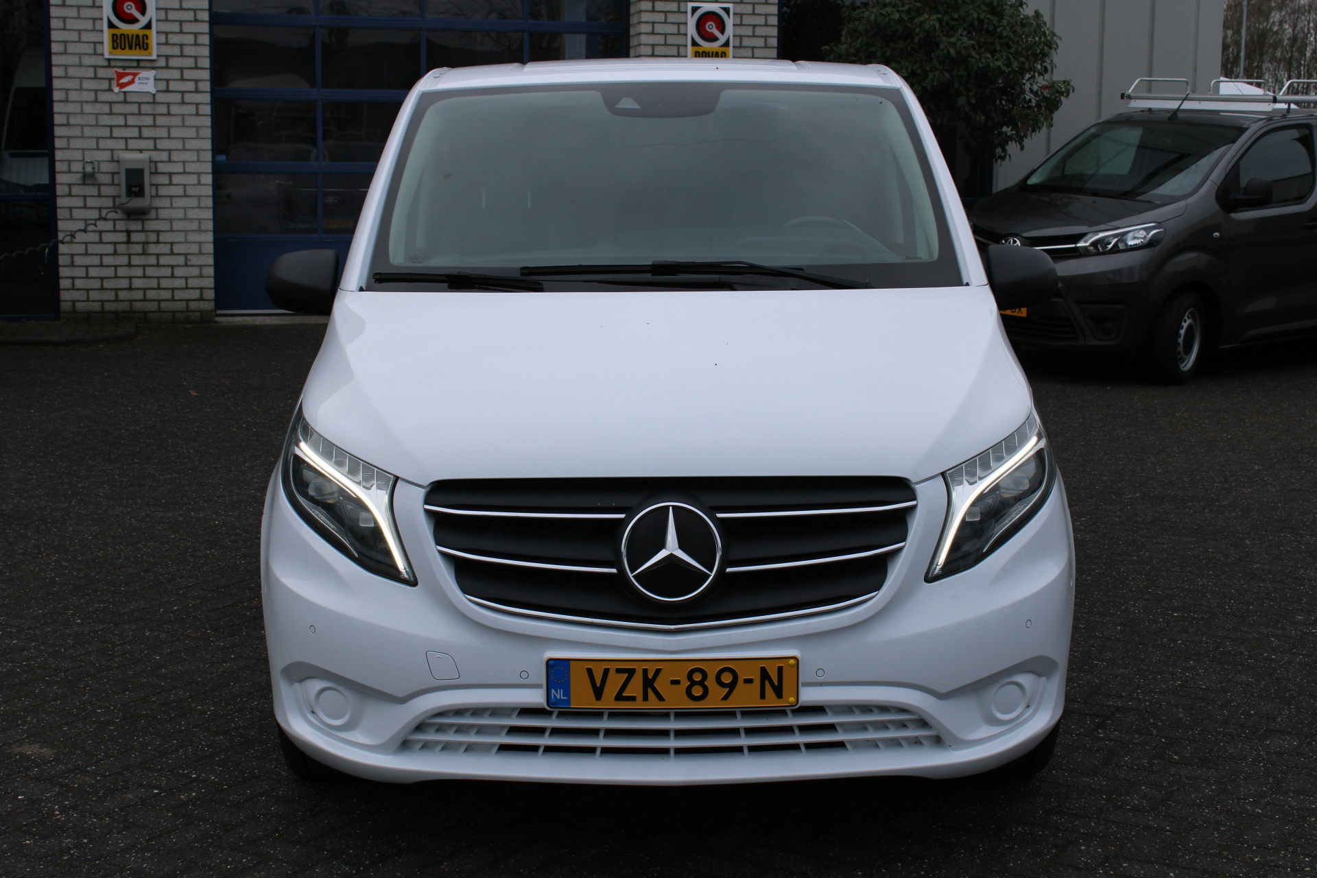 42121167-1.jpg