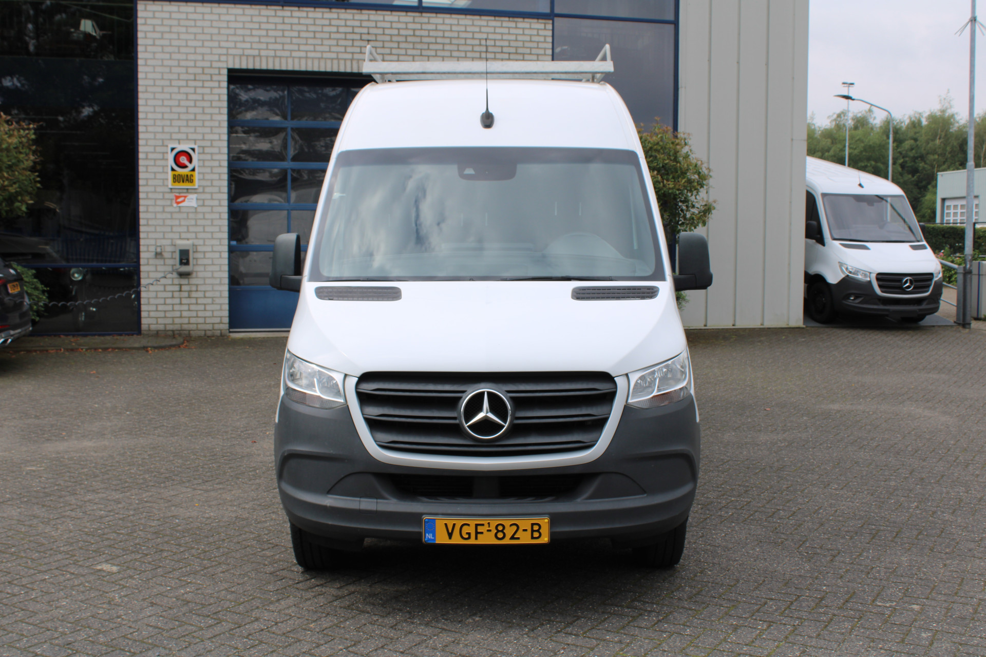 42177508-1.jpg