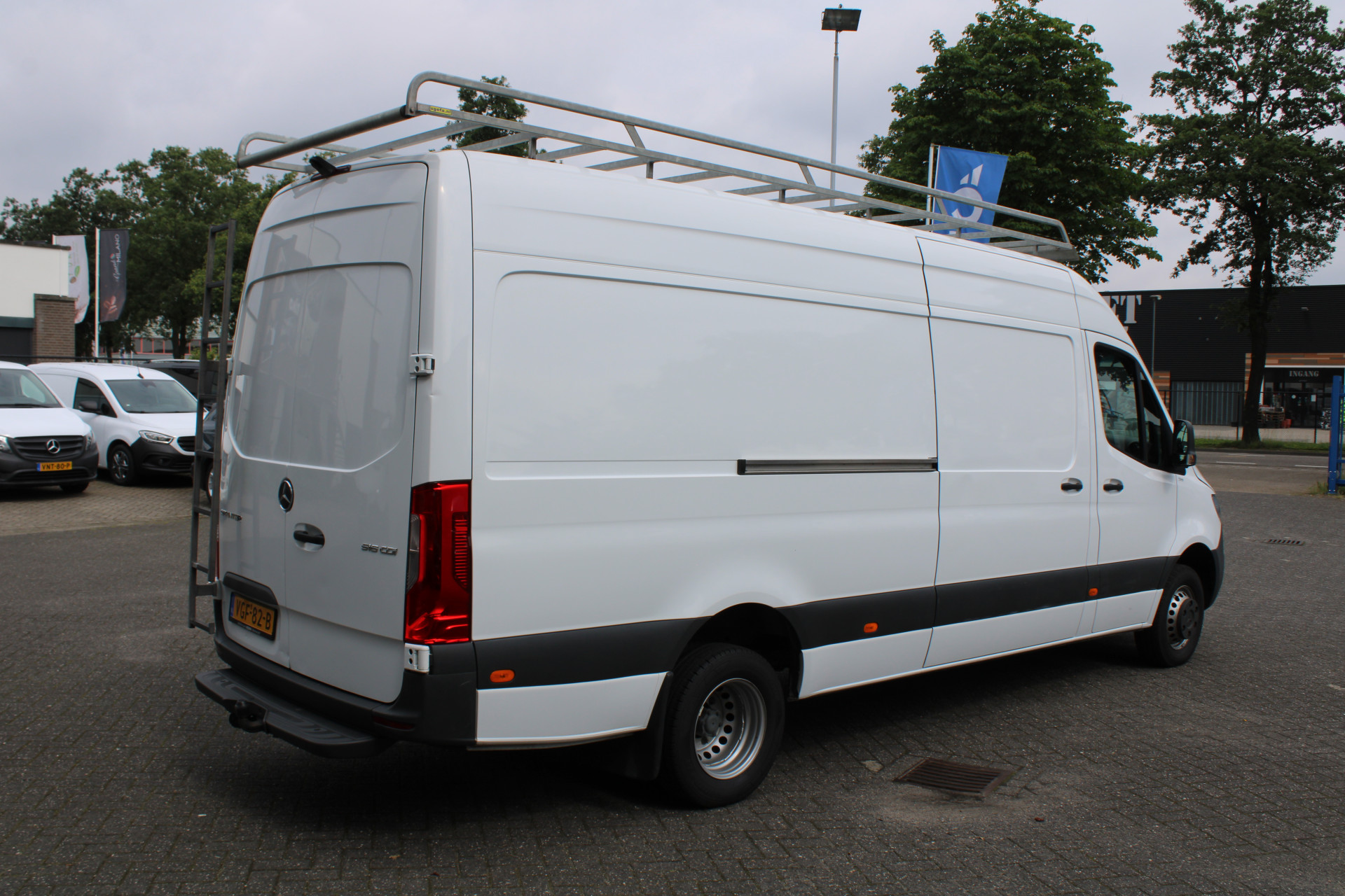 42177508-2.jpg
