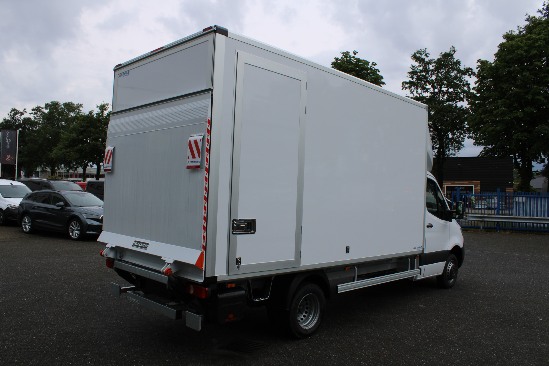 42987438-2.jpg