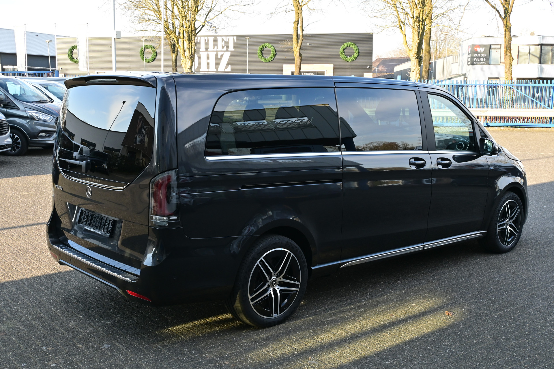 43041872-2.jpg