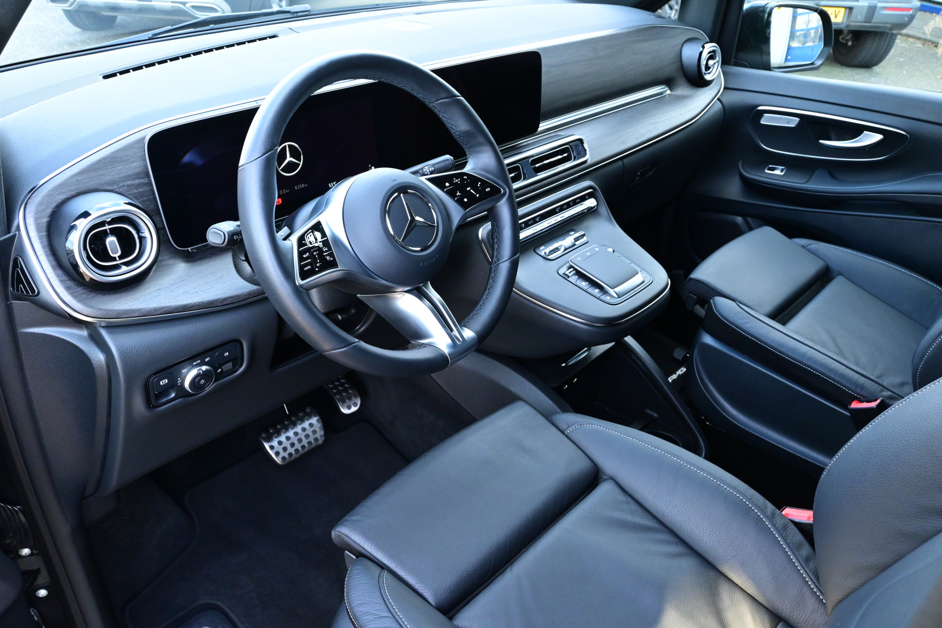 43041872-4.jpg