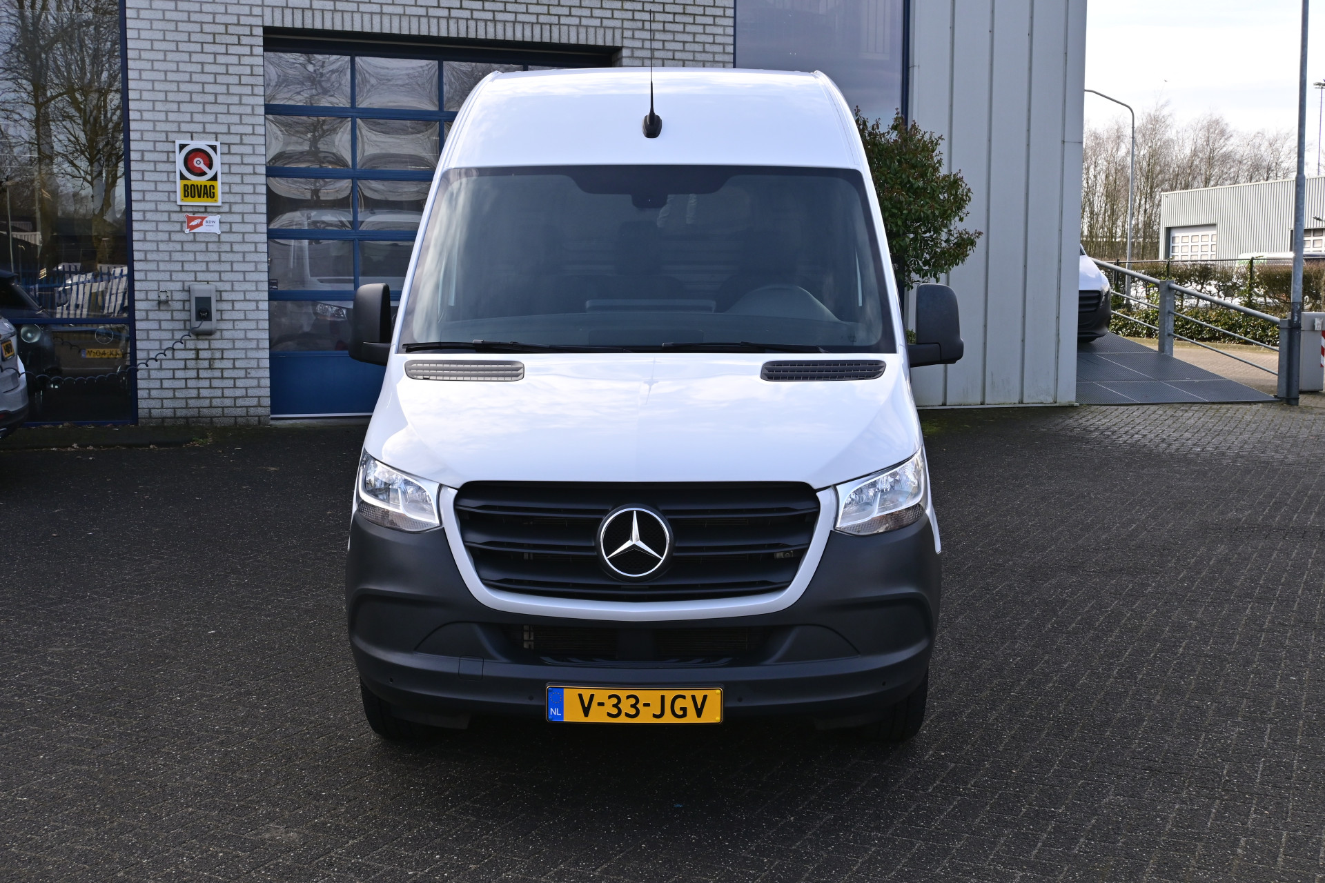 43090332-1.jpg