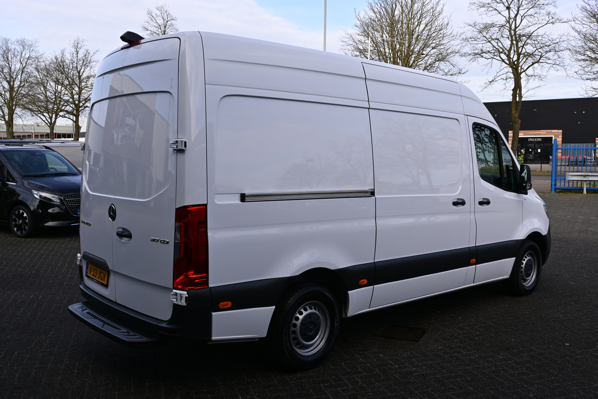 43090332-2.jpg