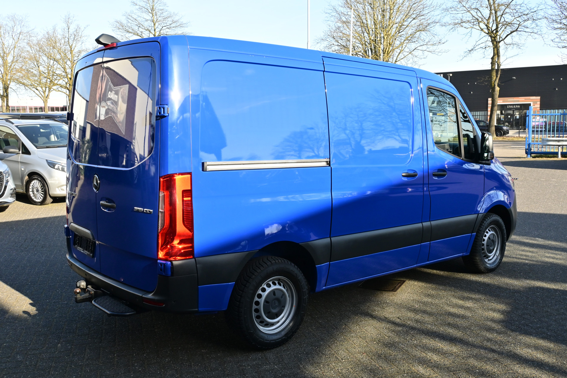 43678424-2.jpg