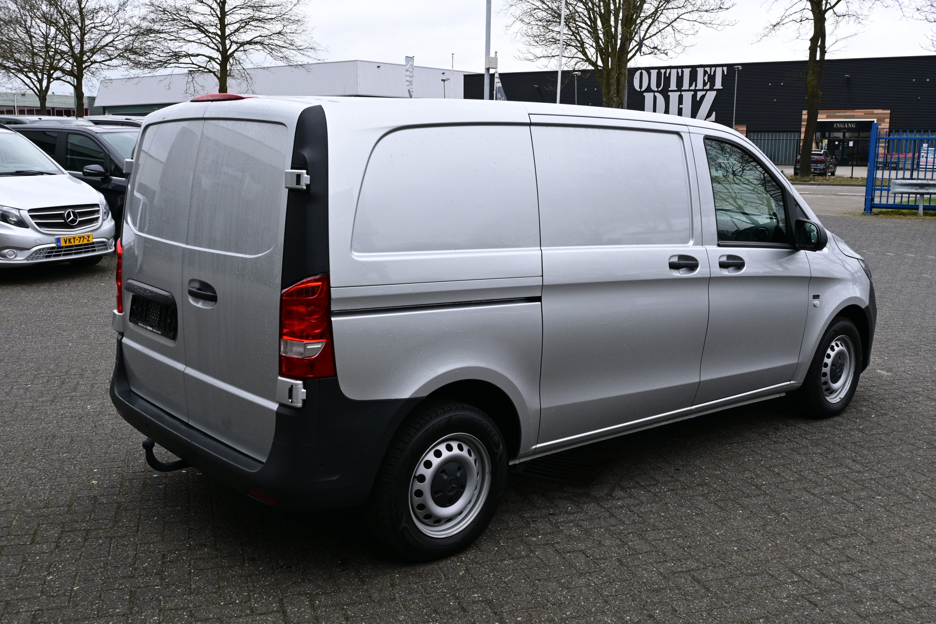 43764117-2.jpg