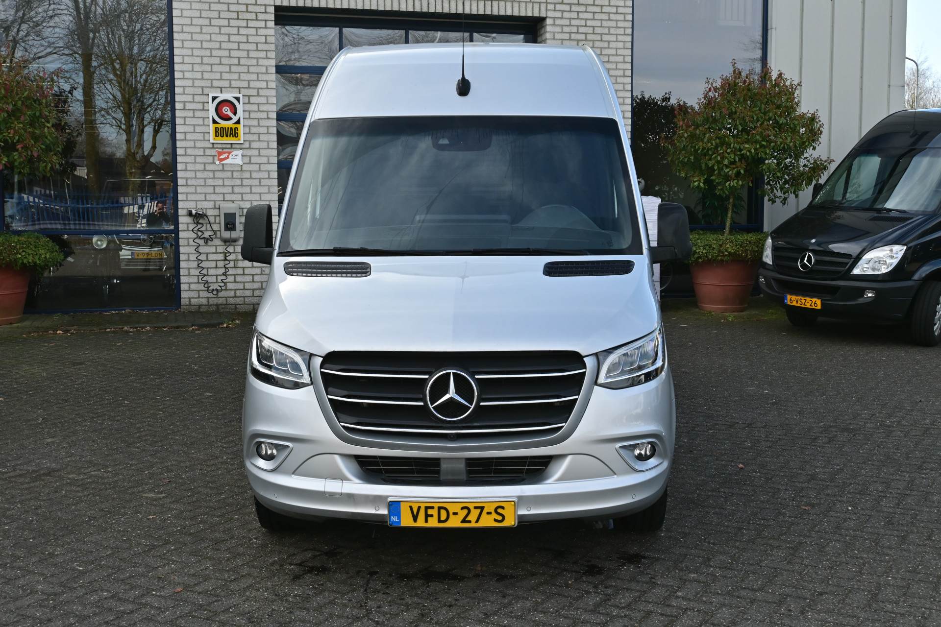 43859641-1.jpg