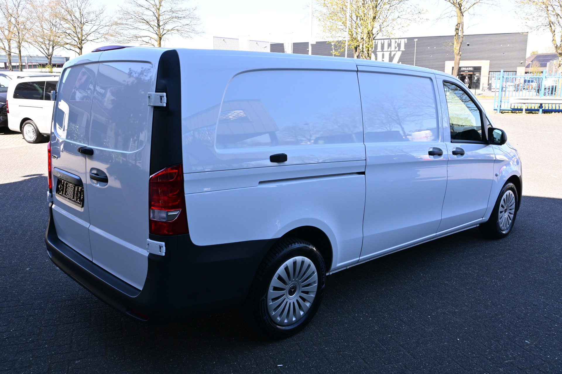 44005939-2.jpg