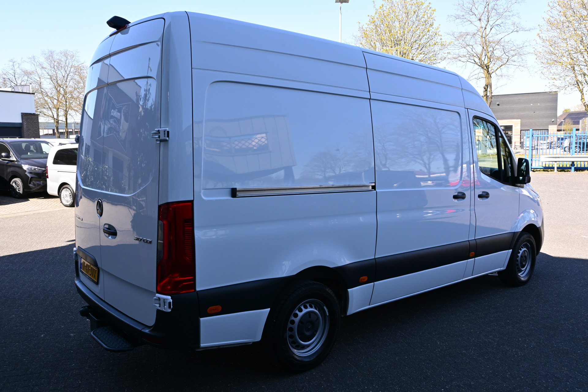44006132-2.jpg