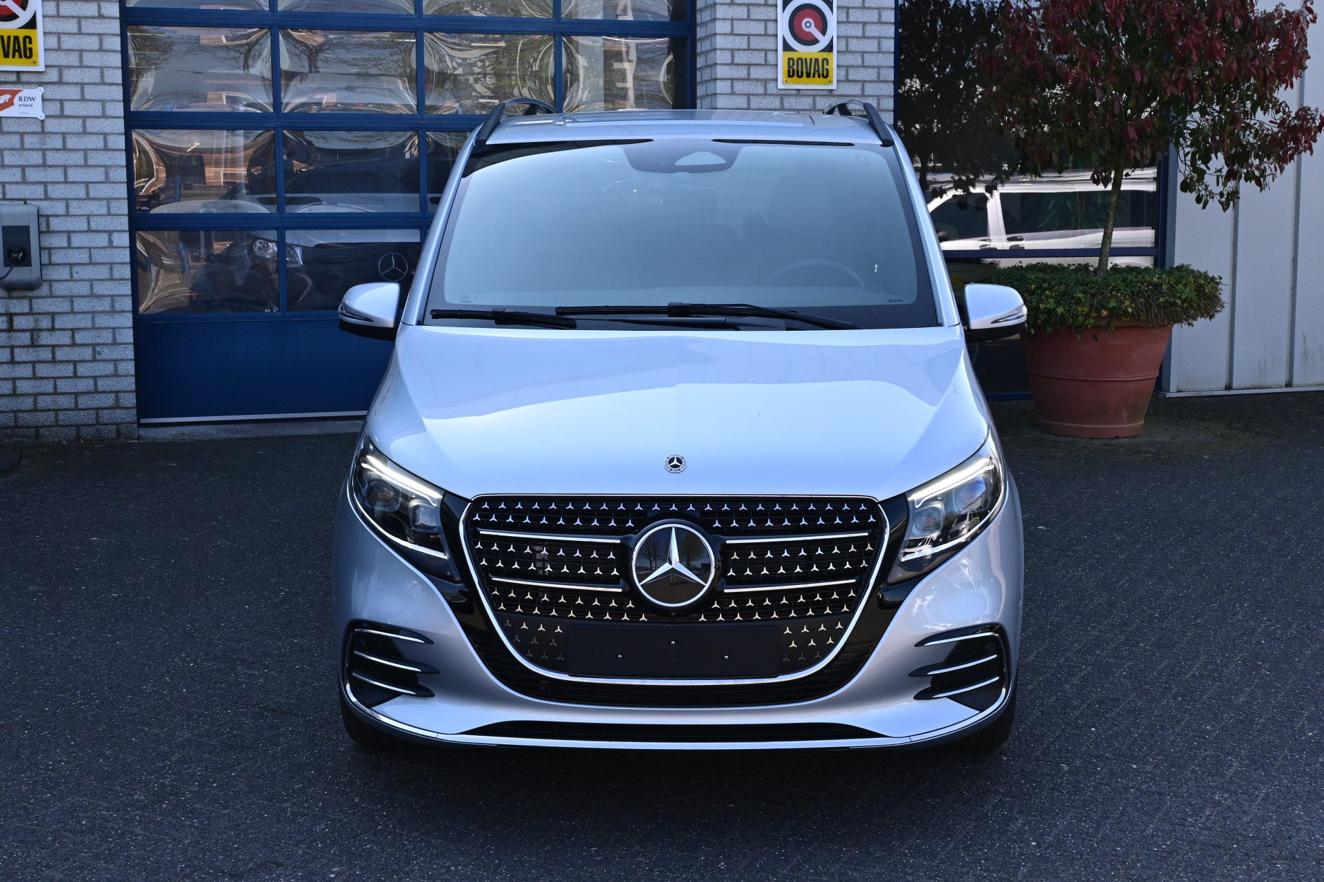 44143156-1.jpg