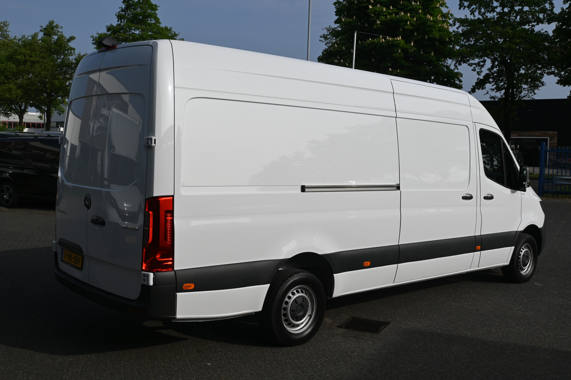 44527545-2.jpg