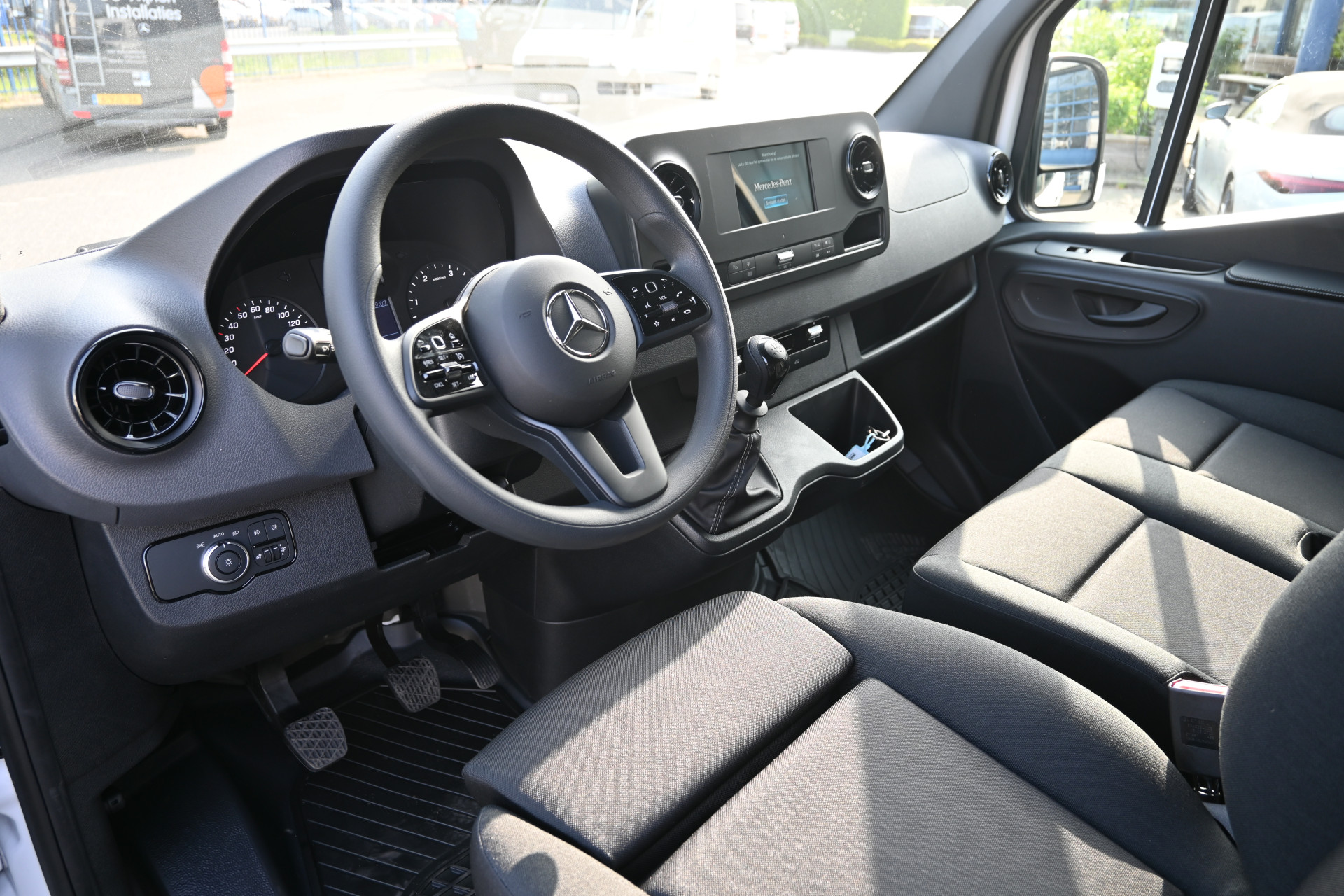 44527545-3.jpg