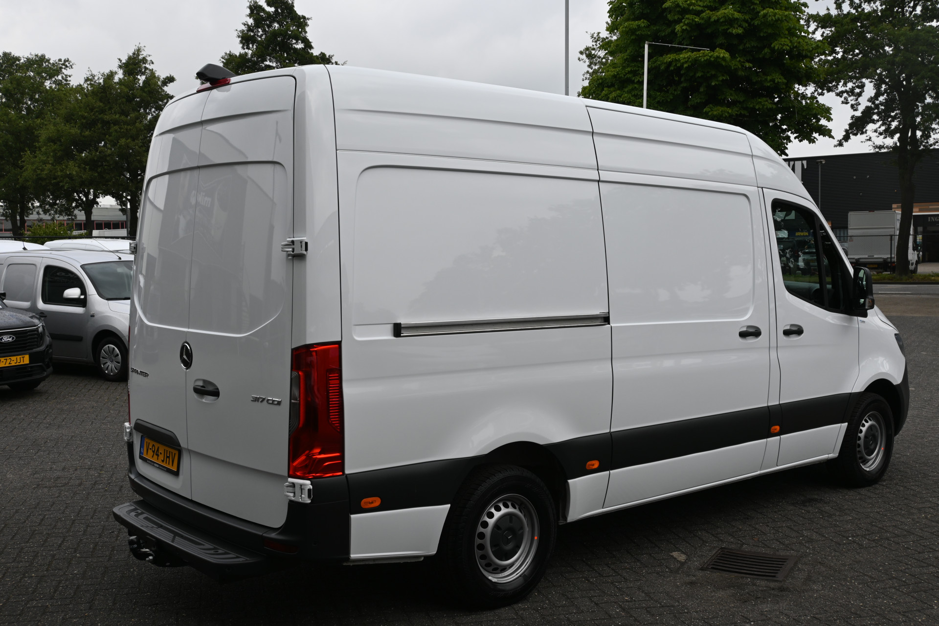 44555286-2.jpg