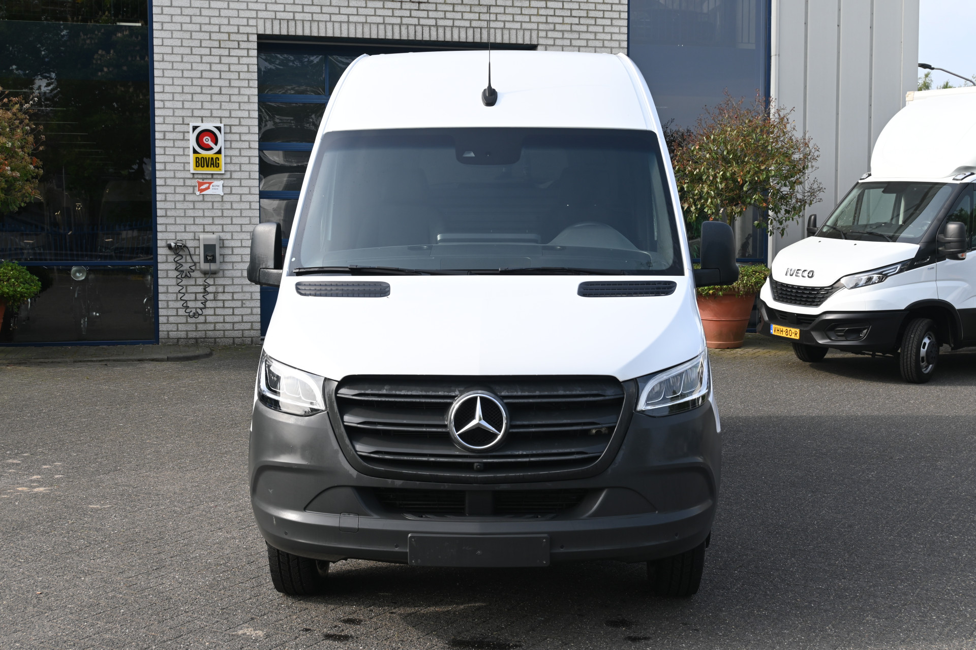 44726869-2.jpg