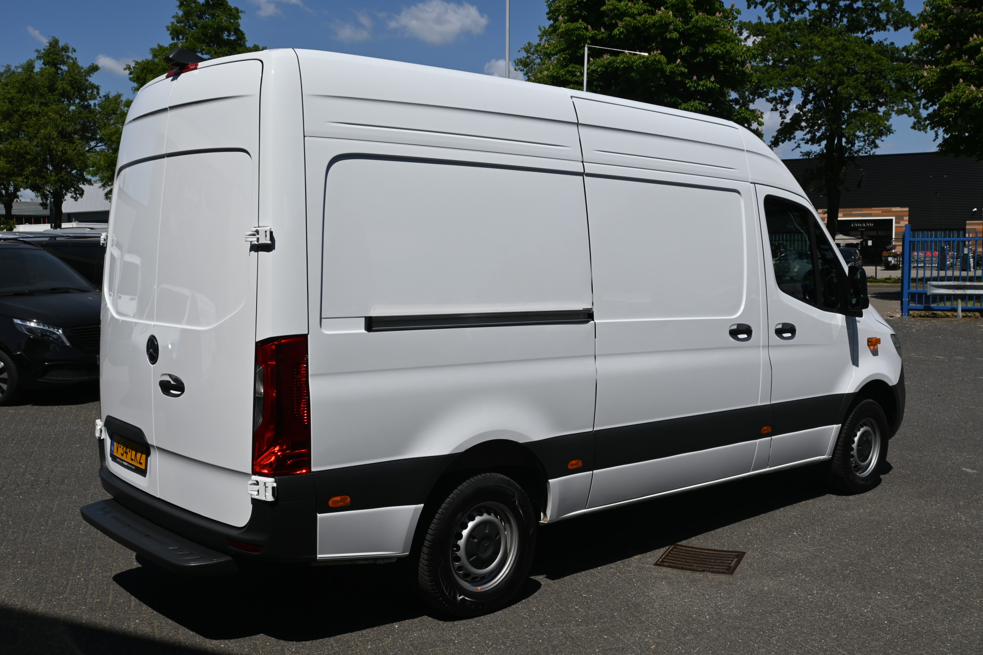 44992109-2.jpg