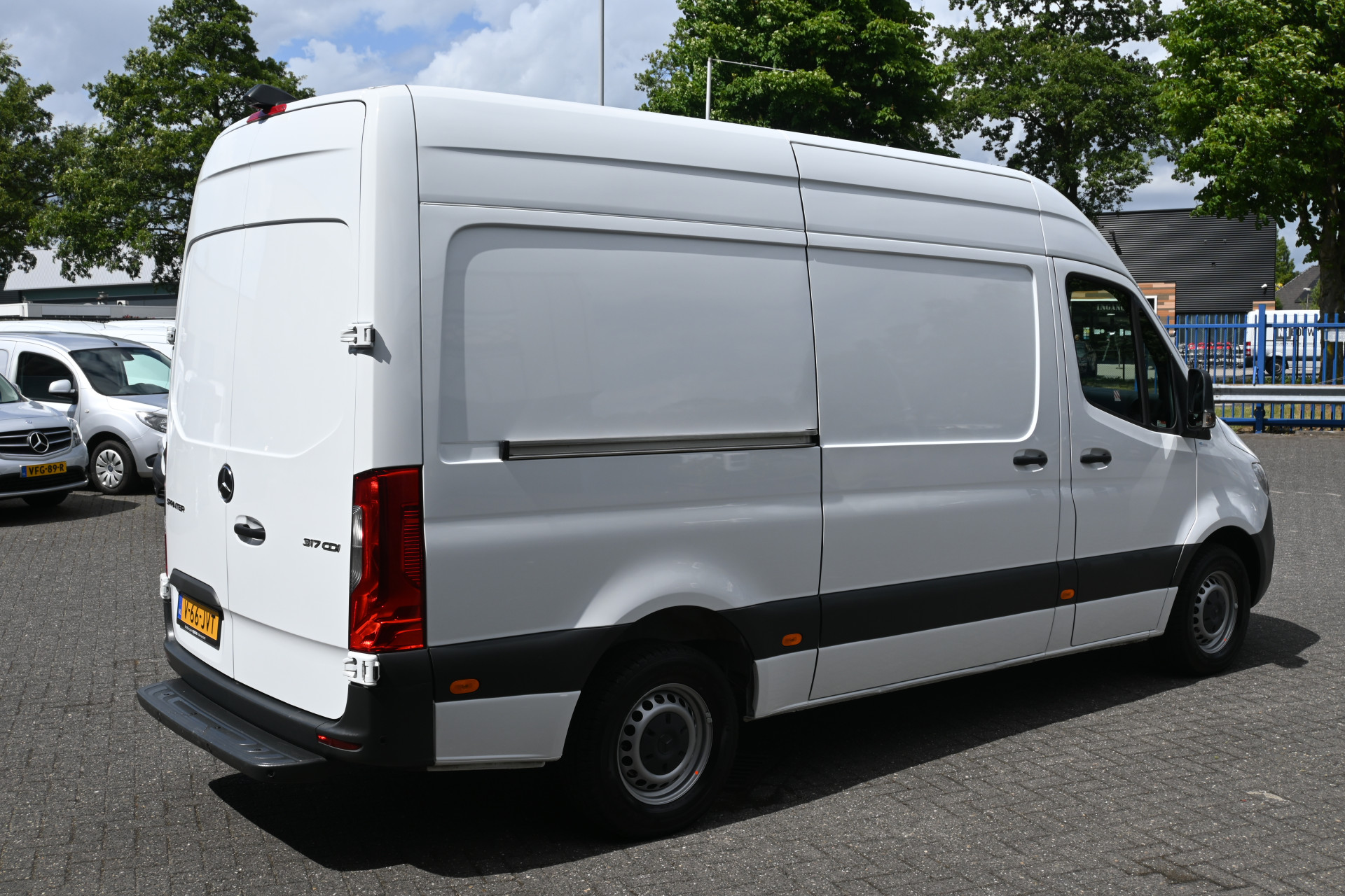 45304334-2.jpg