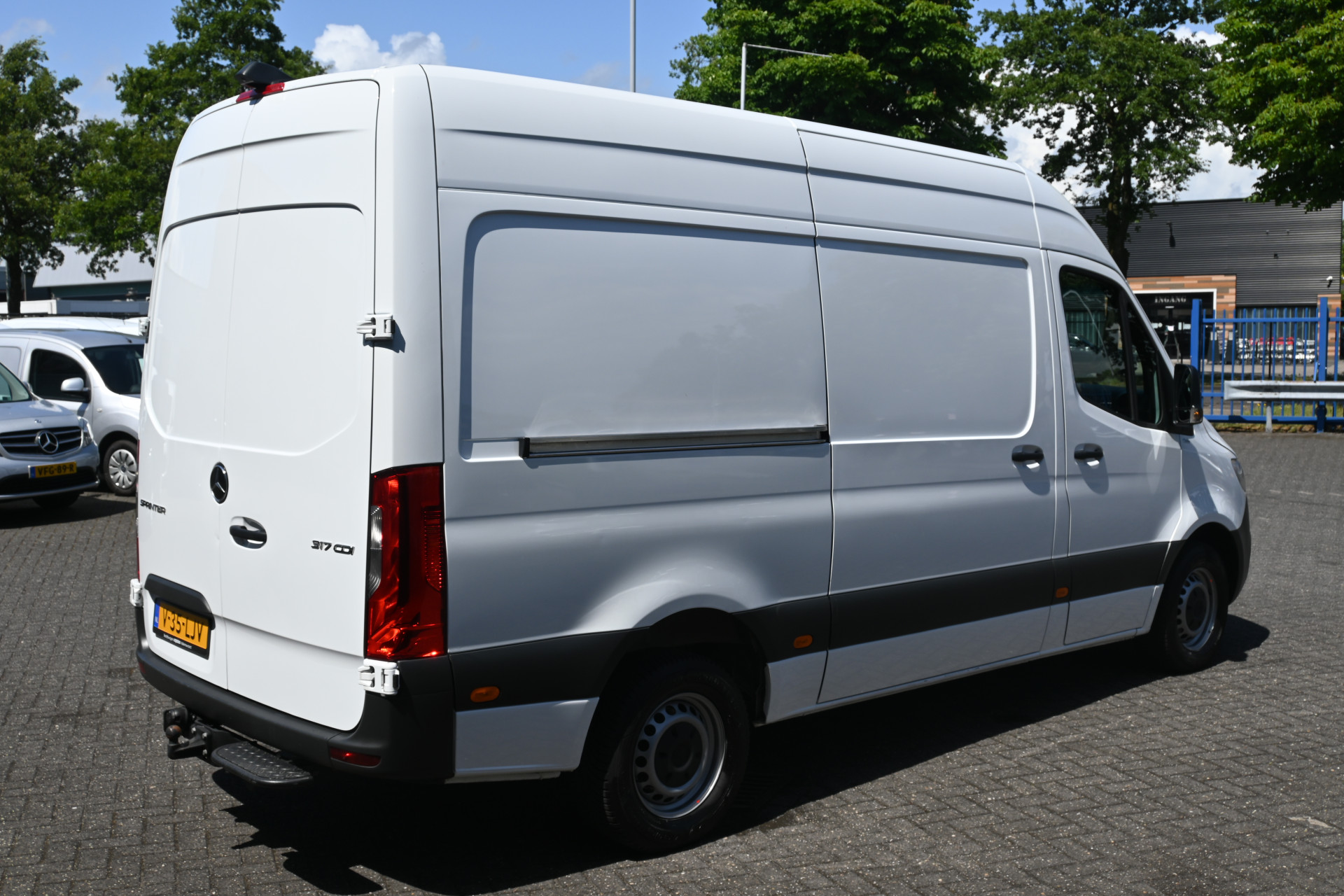 45305192-2.jpg