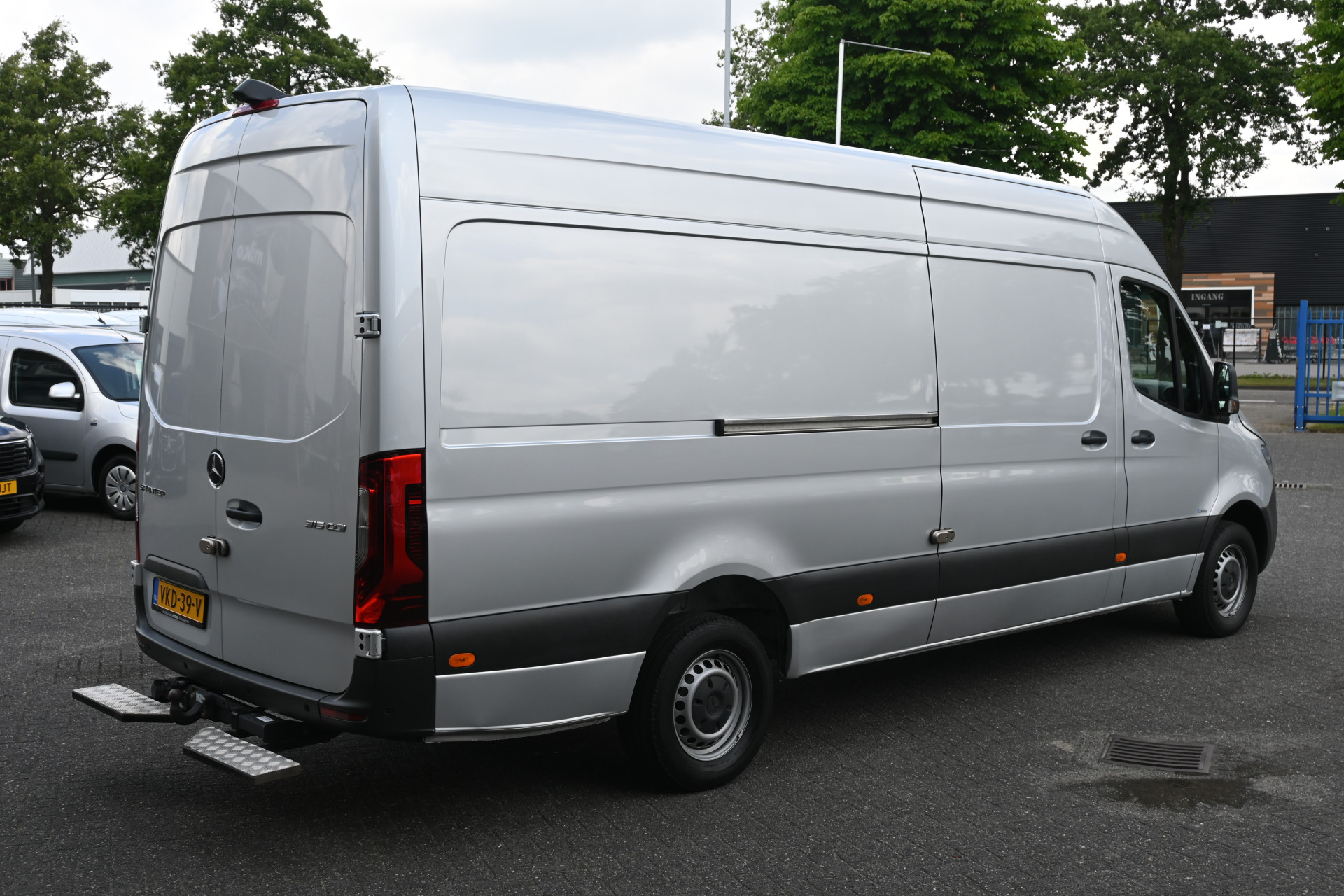 45380631-2.jpg