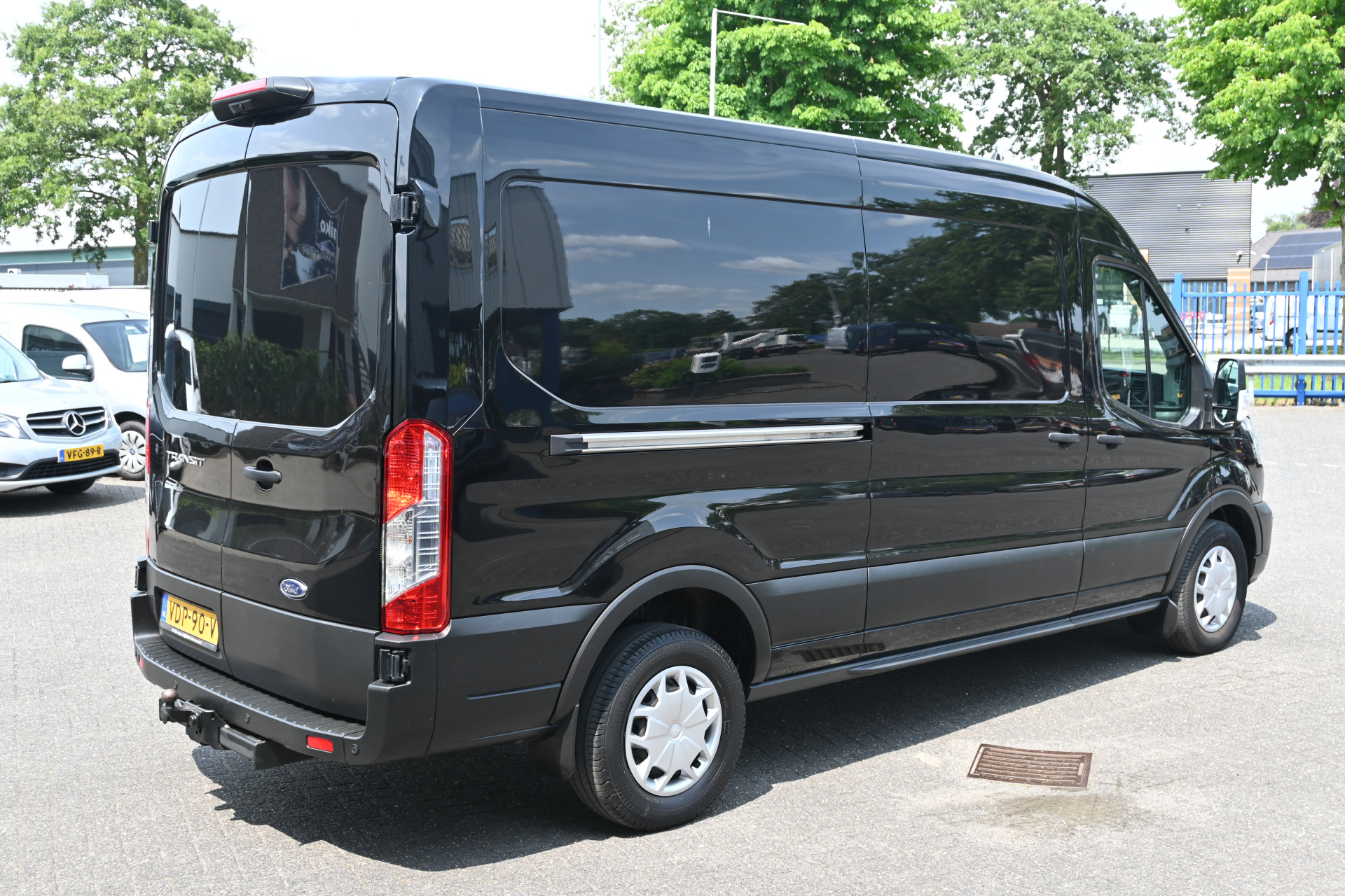45409223-2.jpg