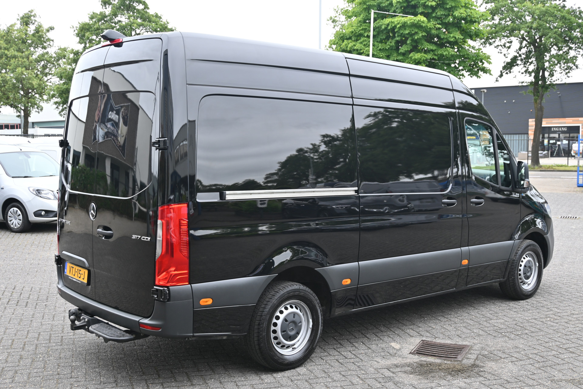 45433542-2.jpg