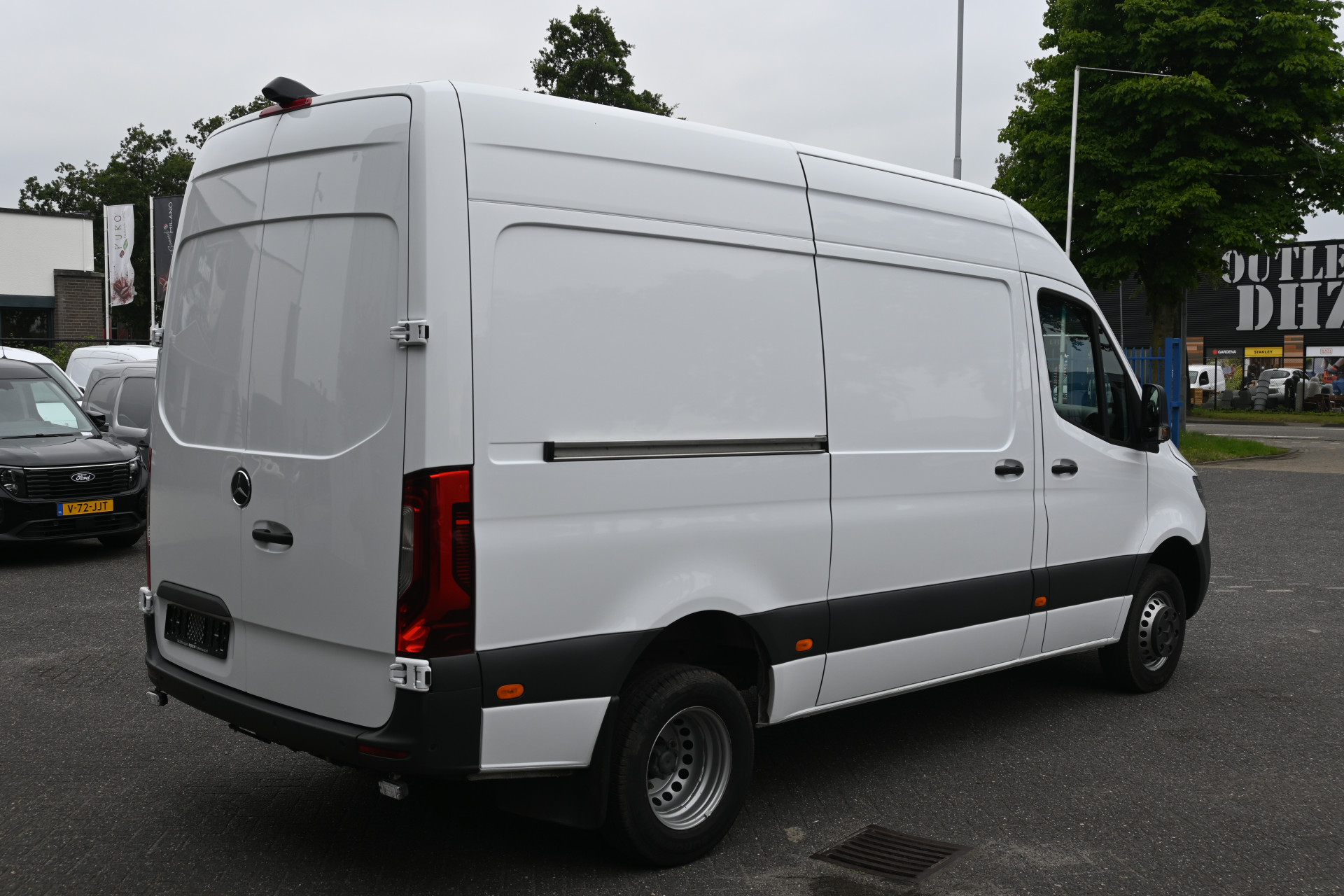 45705709-3.jpg