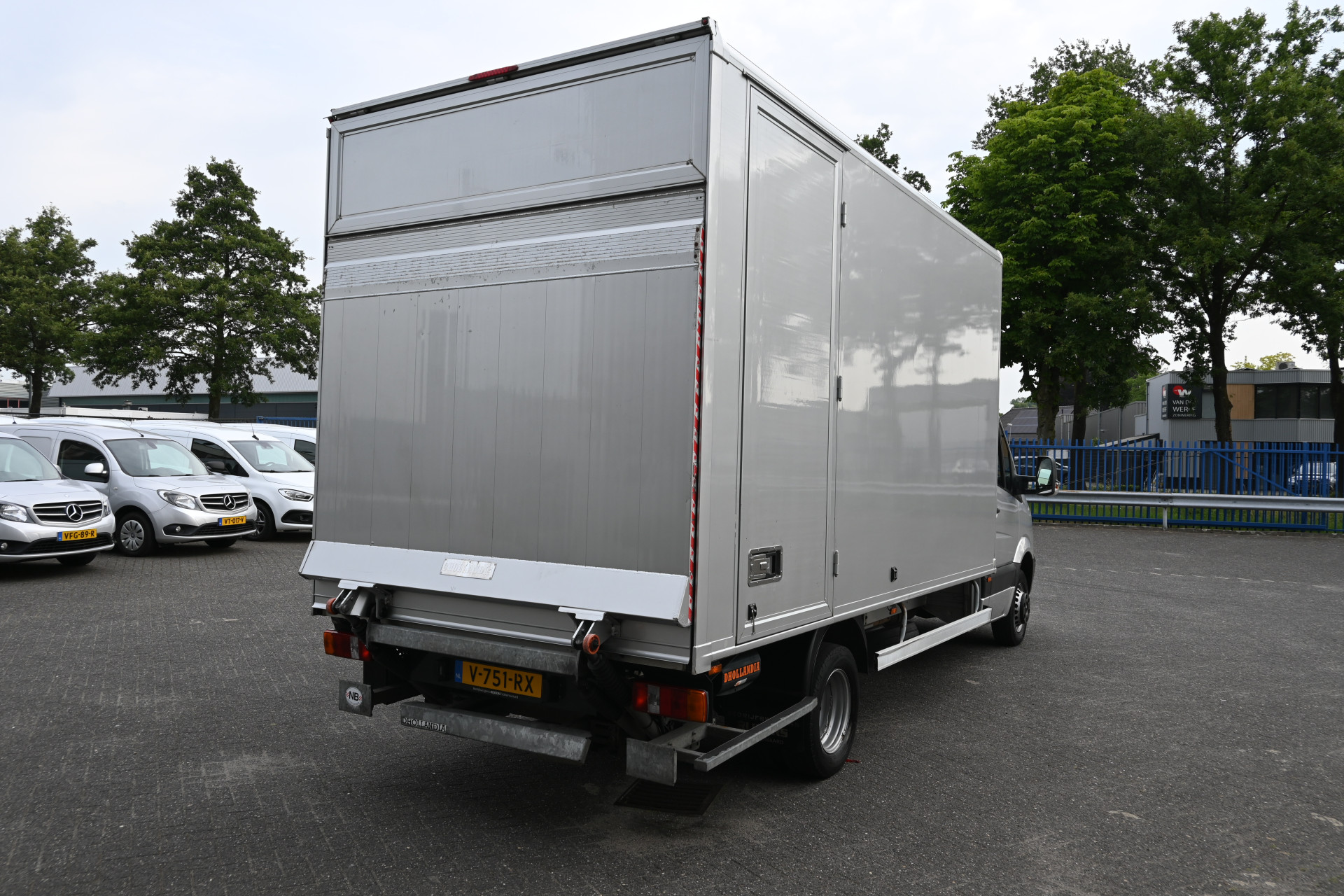 45709848-3.jpg