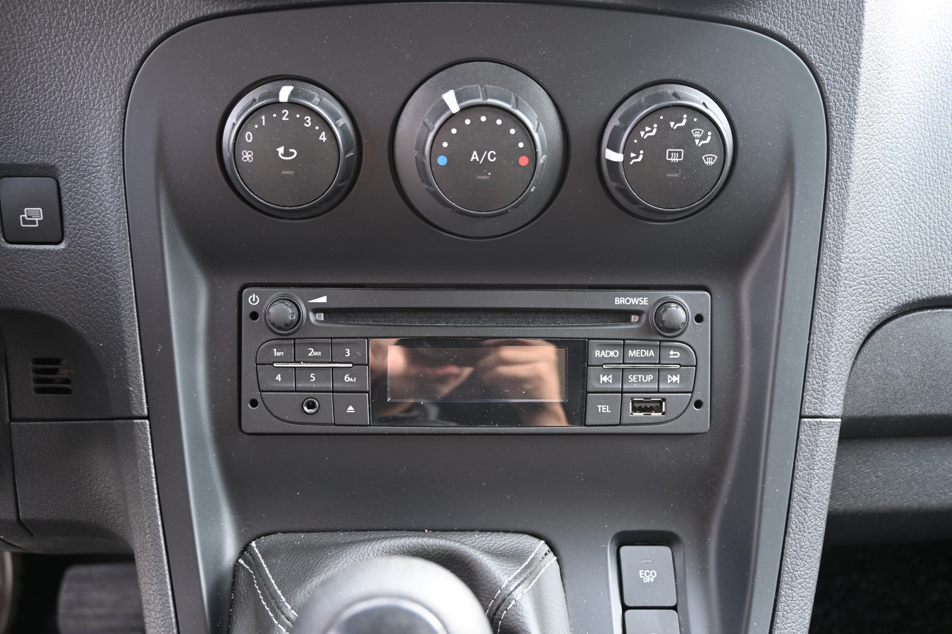 45726072-4.jpg