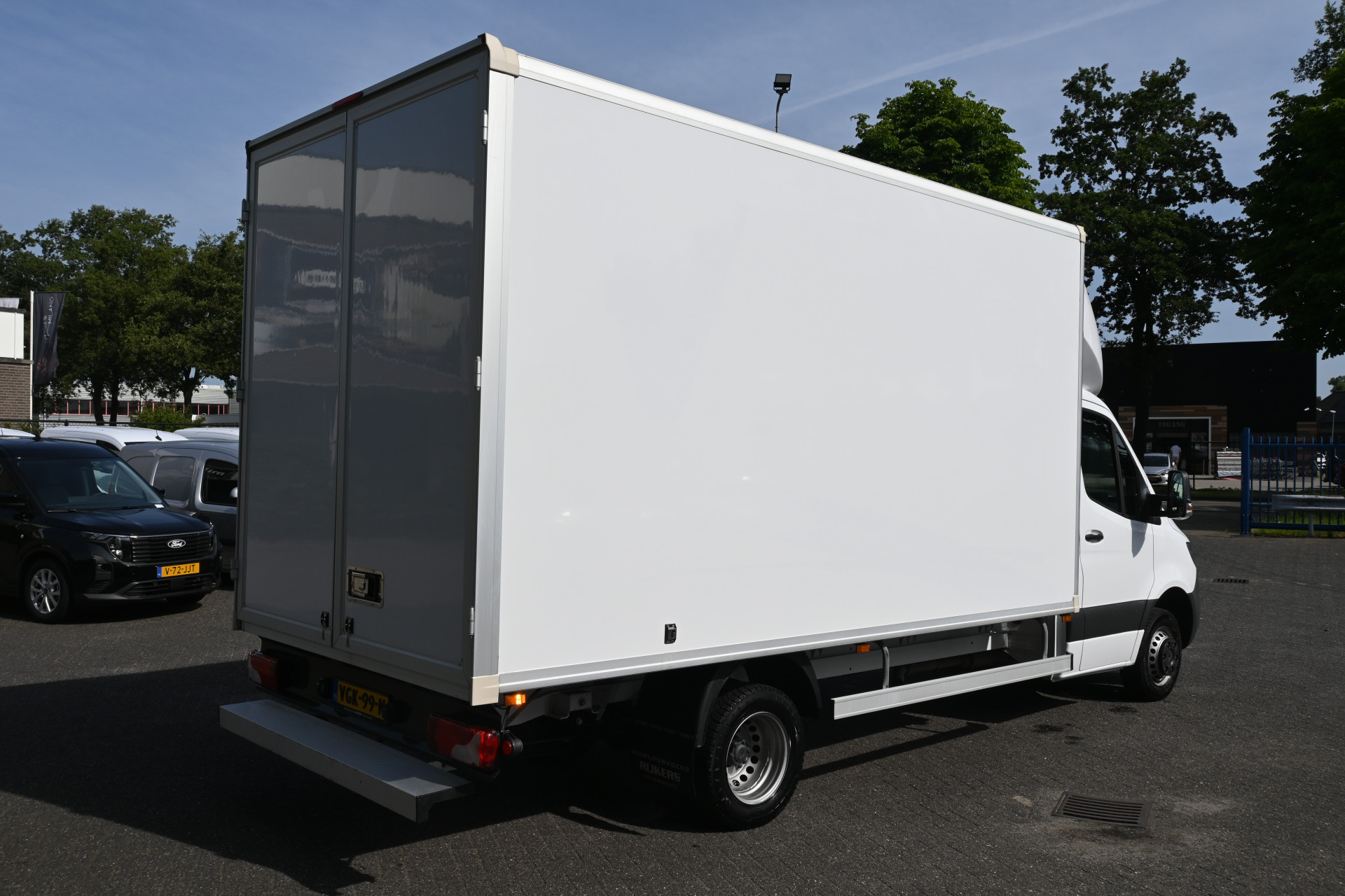 45774103-2.jpg