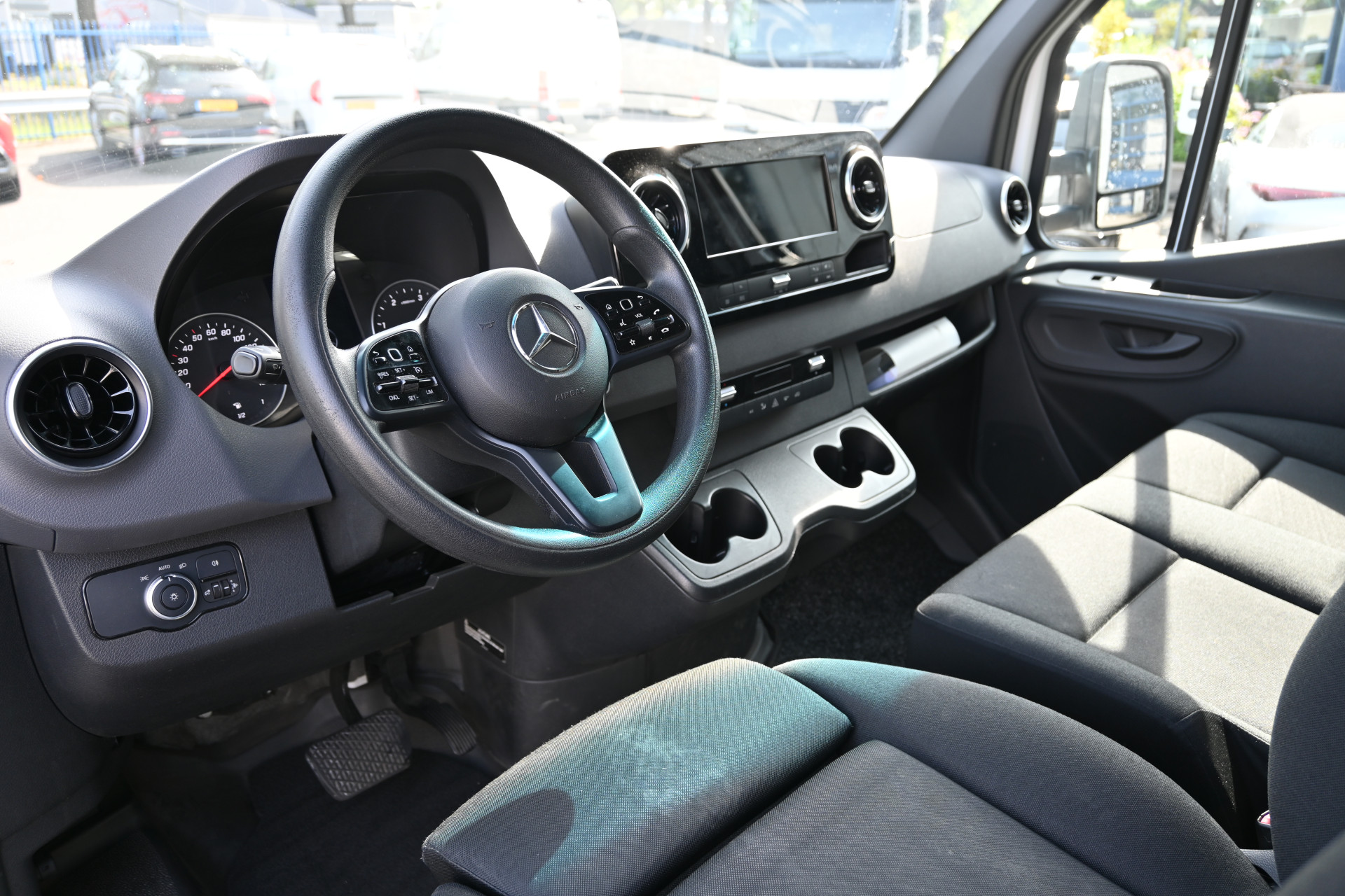 45774103-3.jpg