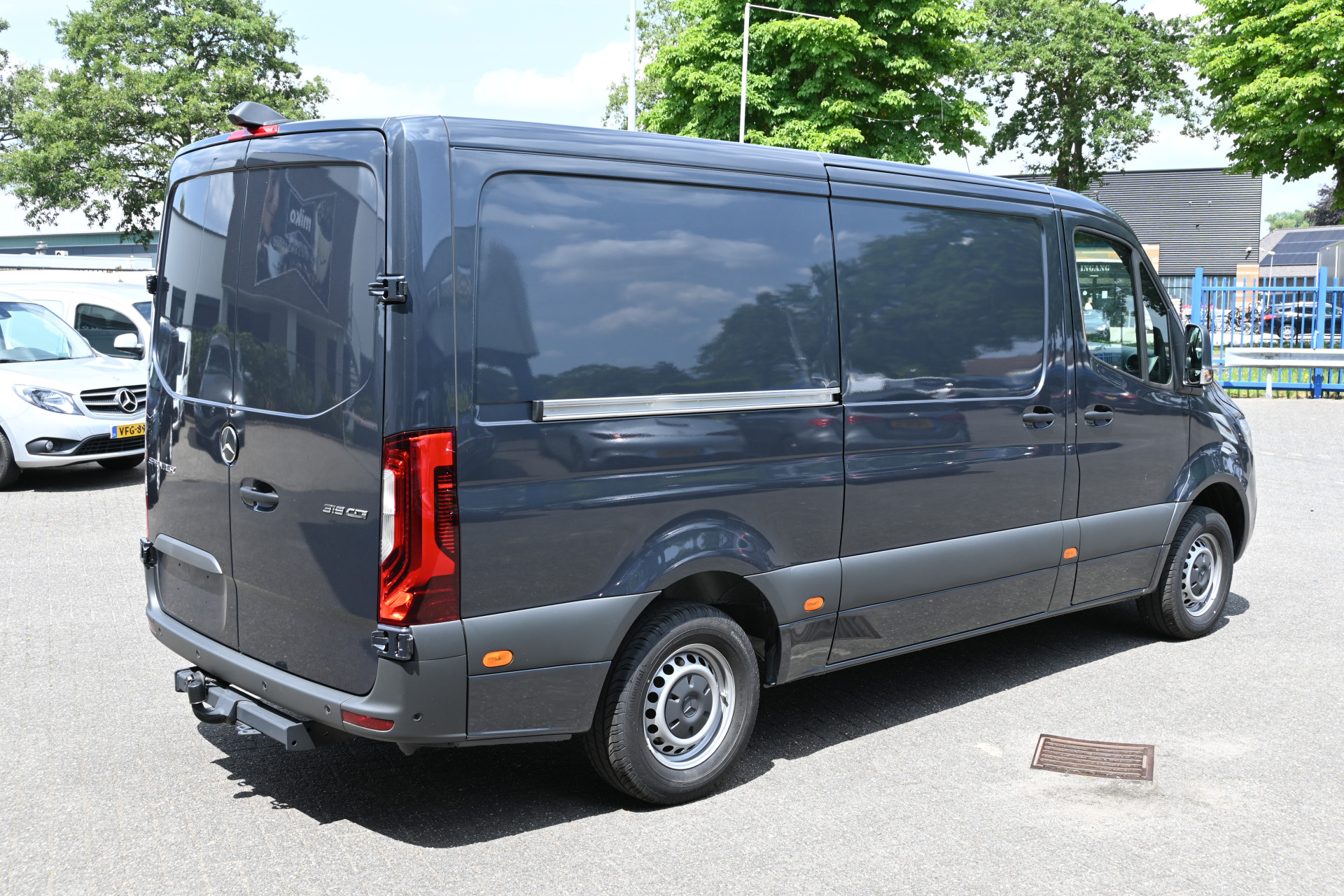 45780970-3.jpg