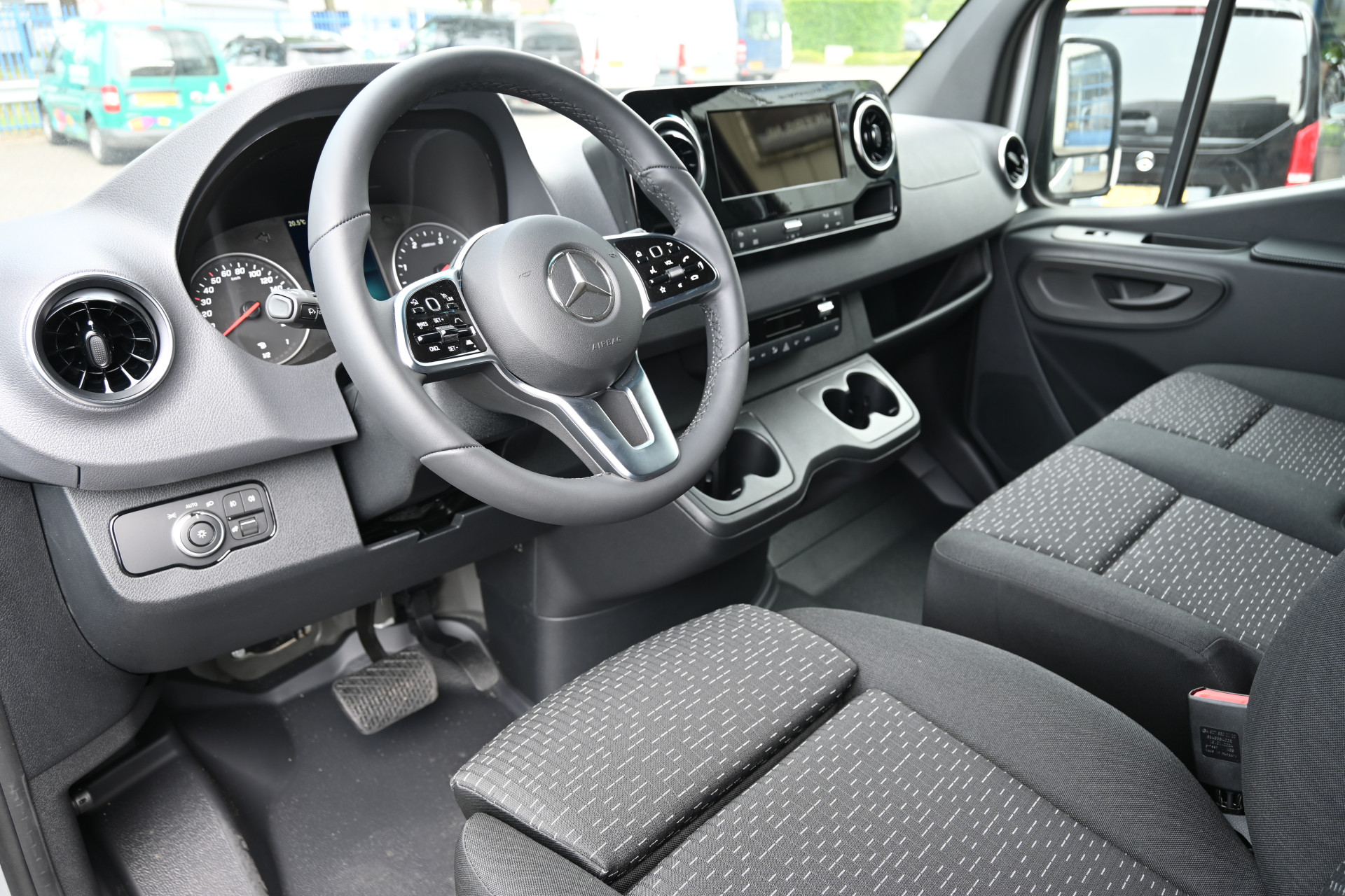 45780986-3.jpg