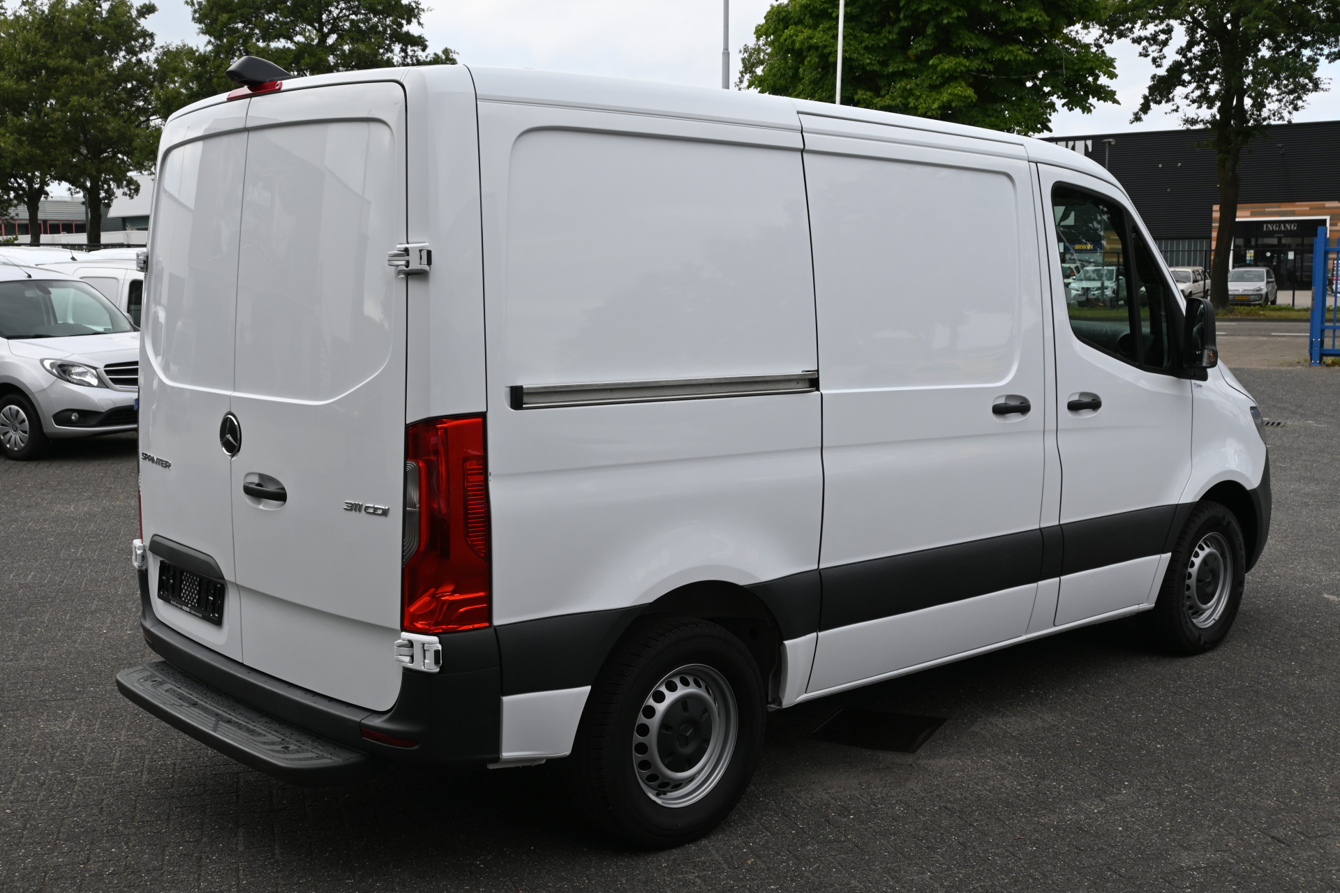 45941053-2.jpg