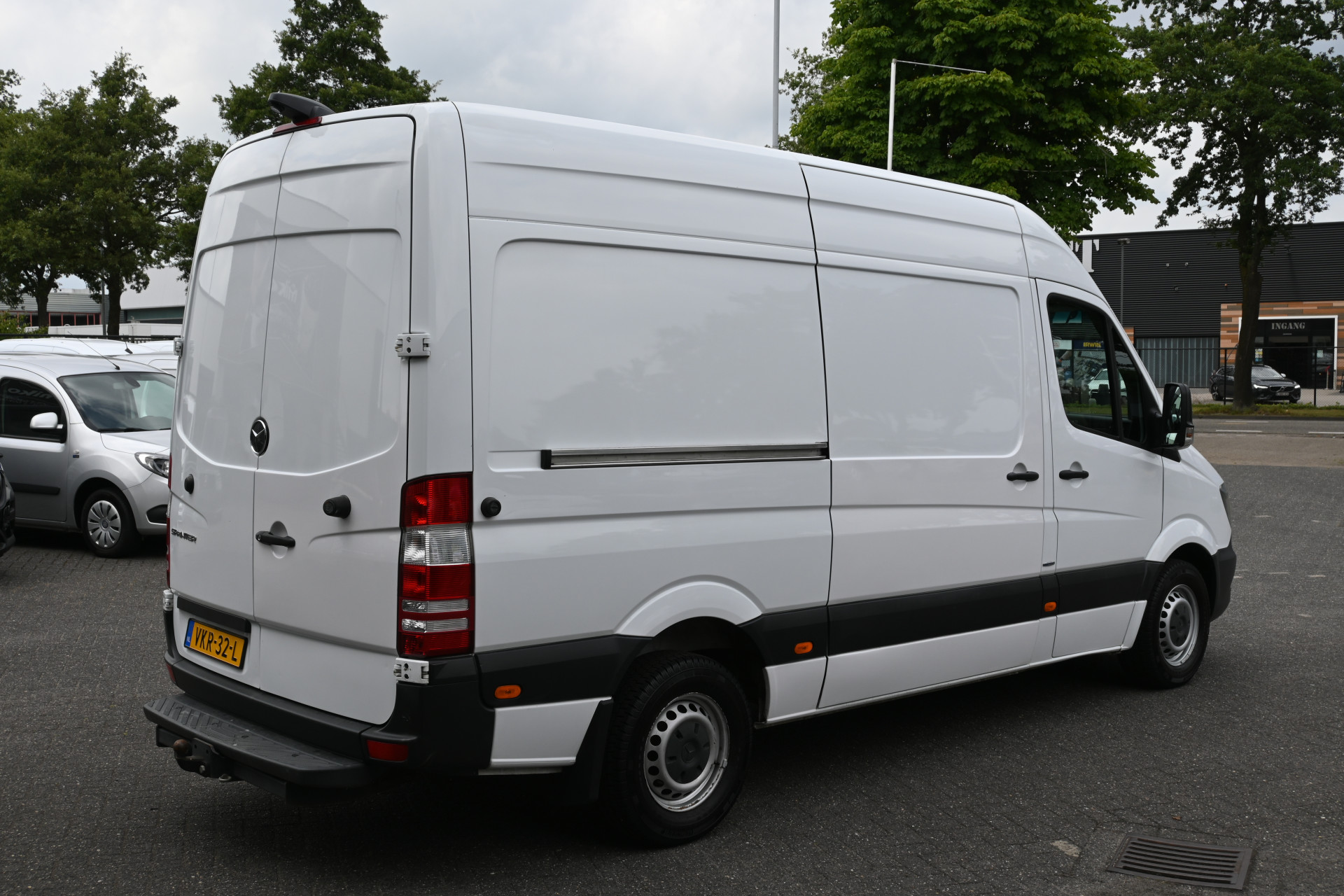 45983946-2.jpg