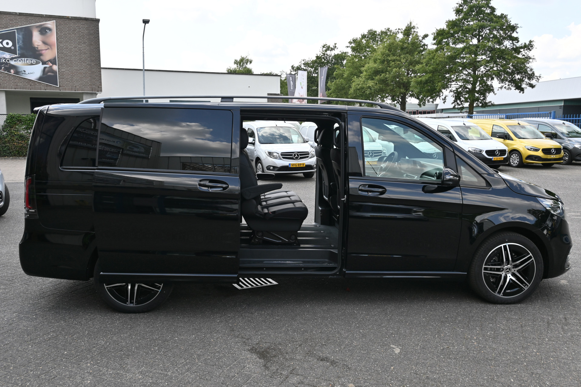 46153748-3.jpg