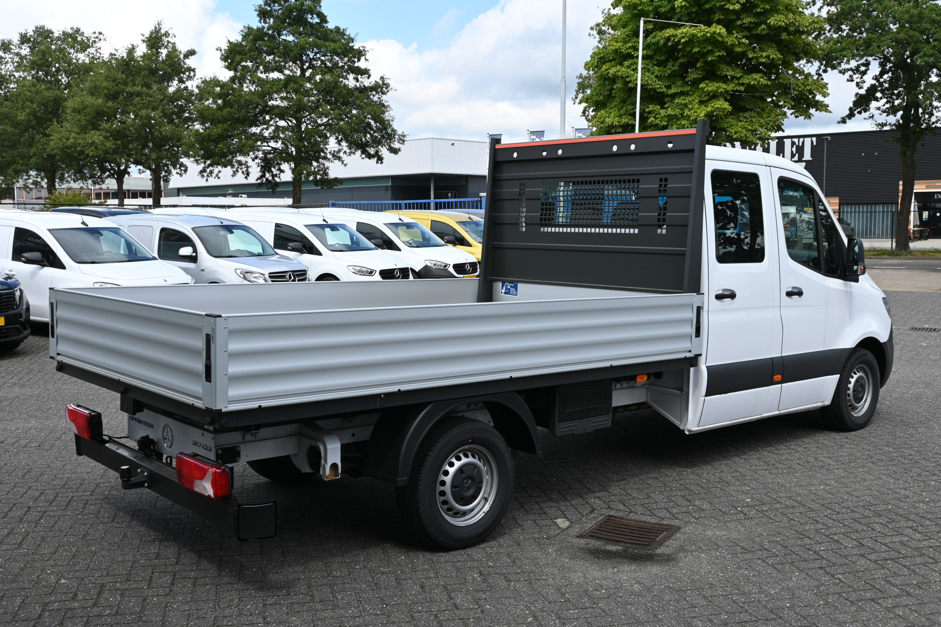 46585207-2.jpg