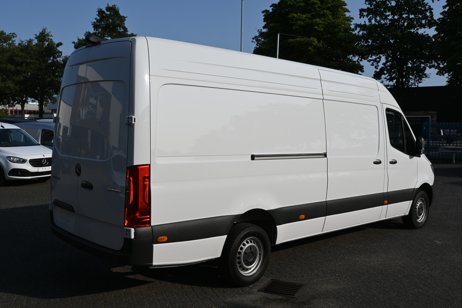 46850370-2.jpg