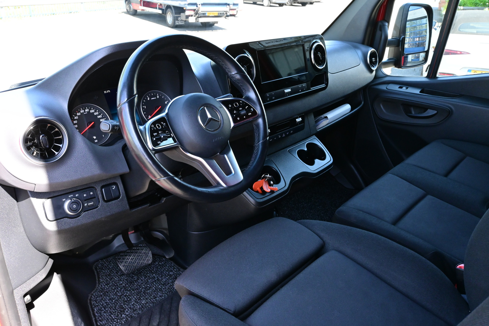 46870871-4.jpg