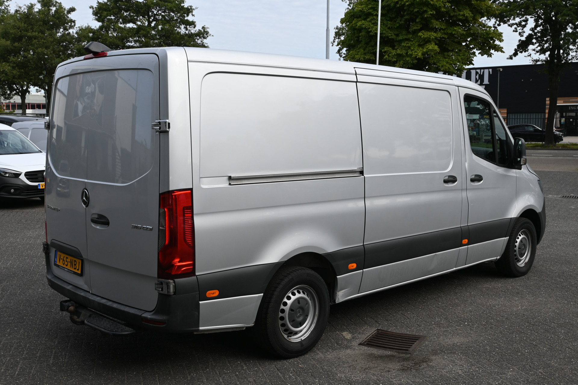 46871164-2.jpg